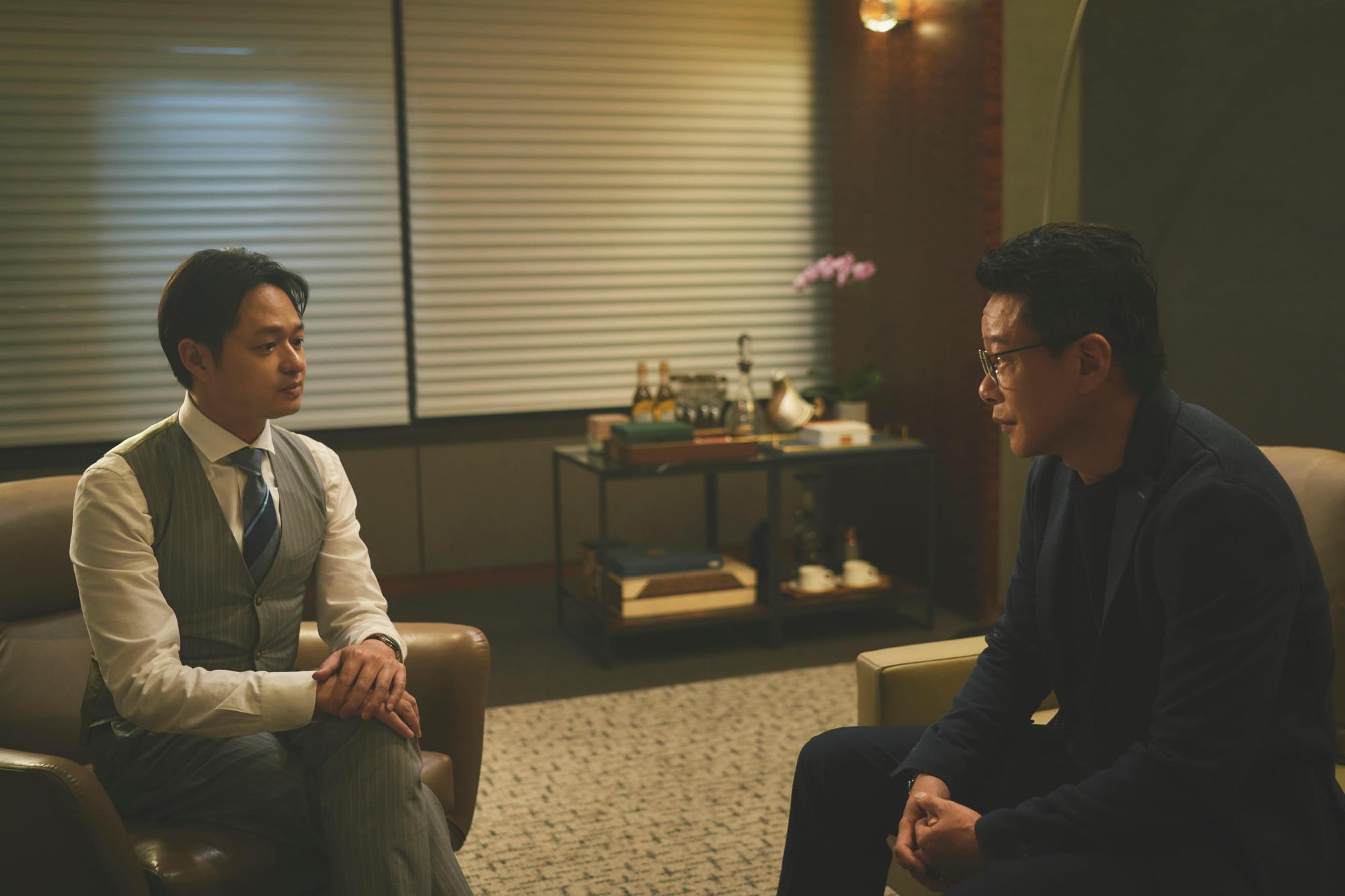 導演鄭有傑（左）力挺陳大璞導演，轉換演員身分飾演議員的幕僚趙特助，與李康生（右）上演出笑裡藏刀的諜對諜戲碼。（双喜提供）