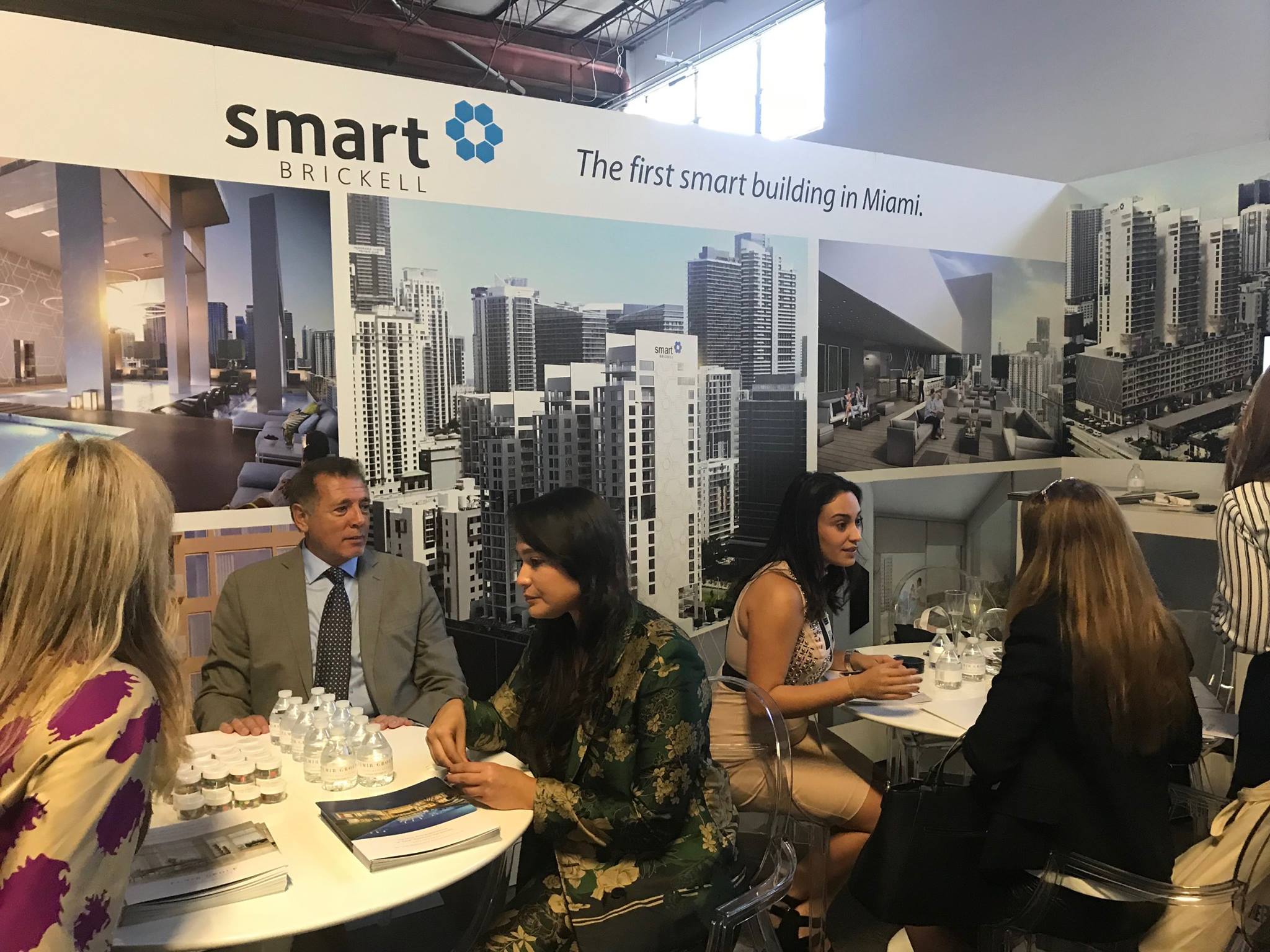 美國經濟復甦、房市明顯轉熱，相關地產ETF配息率高於過去水準。（翻攝自Smart Brickell臉書）