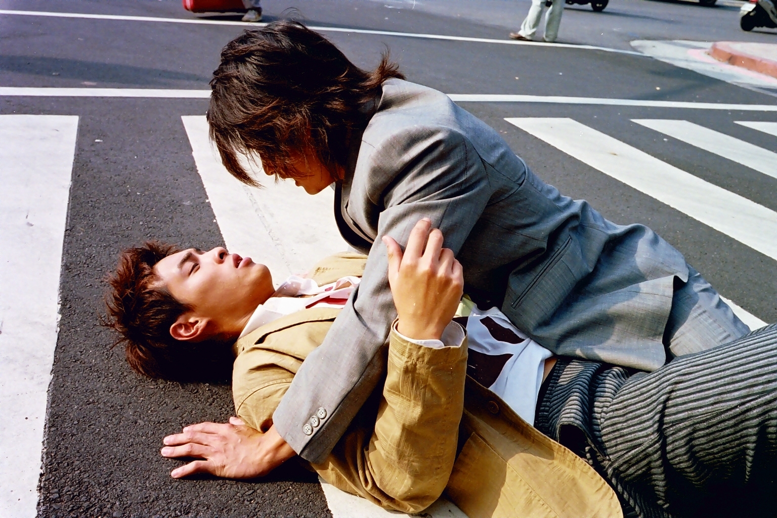 楊祐寧在片中被周群達吸引，兩人不乏親密的身體接觸。（CATCHPLAY）