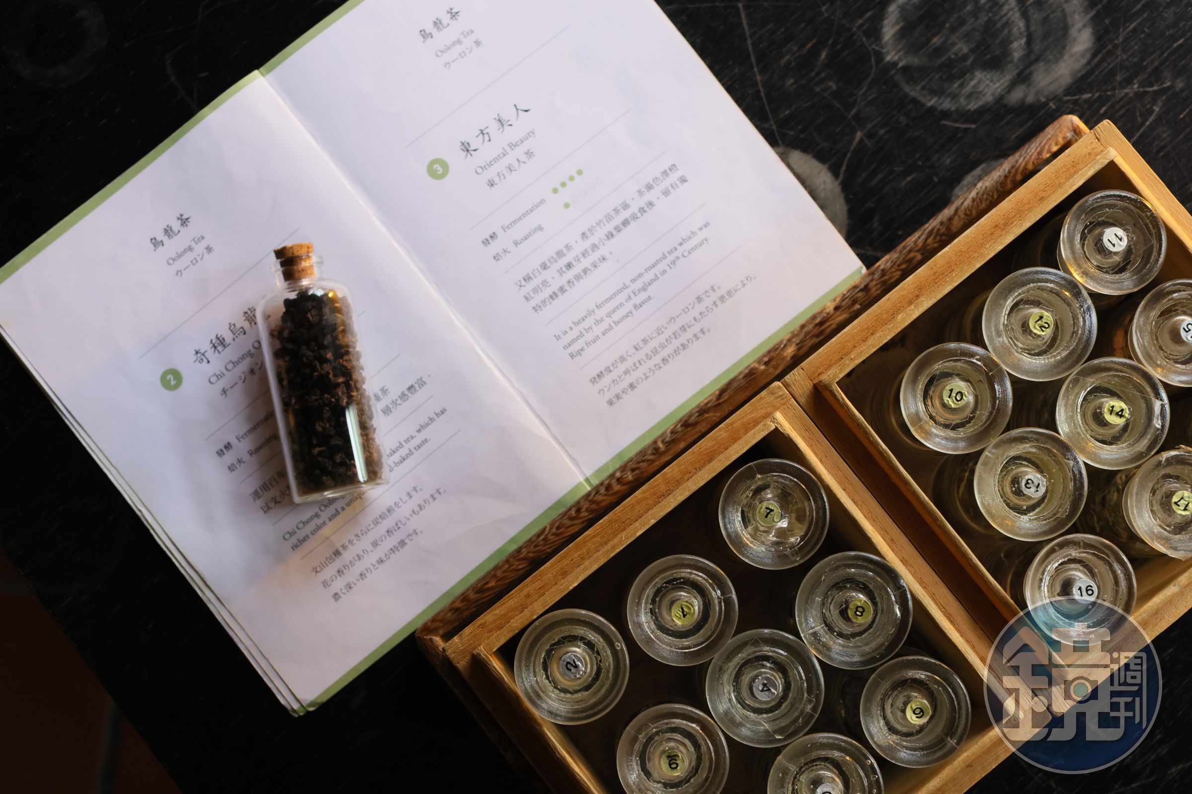 各式各樣台灣茶，透過一罐罐的「聞香瓶」找出最喜歡的茶香。