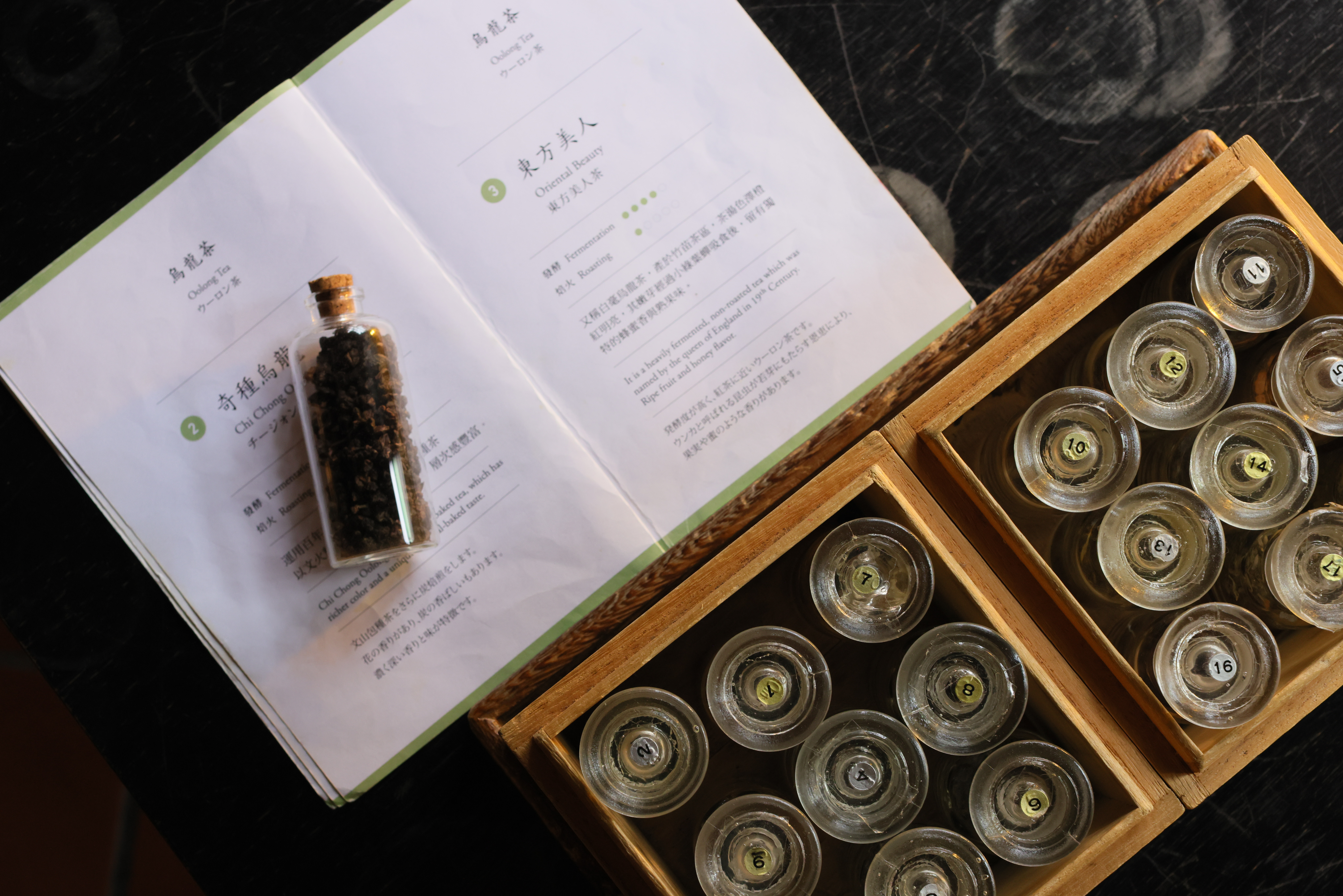 各式各樣台灣茶，透過一罐罐的「聞香瓶」找出最喜歡的茶香。