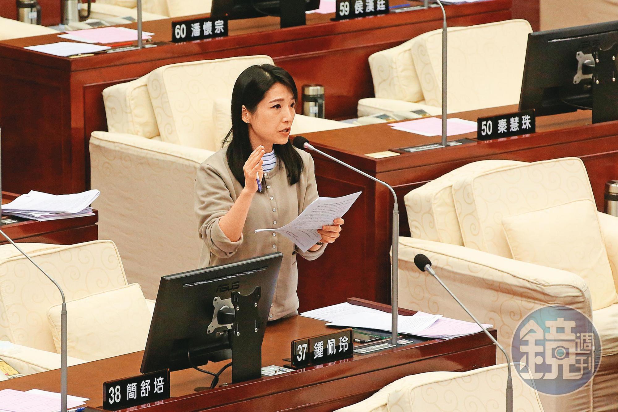 唐男曾在台北市議員鍾佩玲（圖）服務處任職，今年8月底請辭。