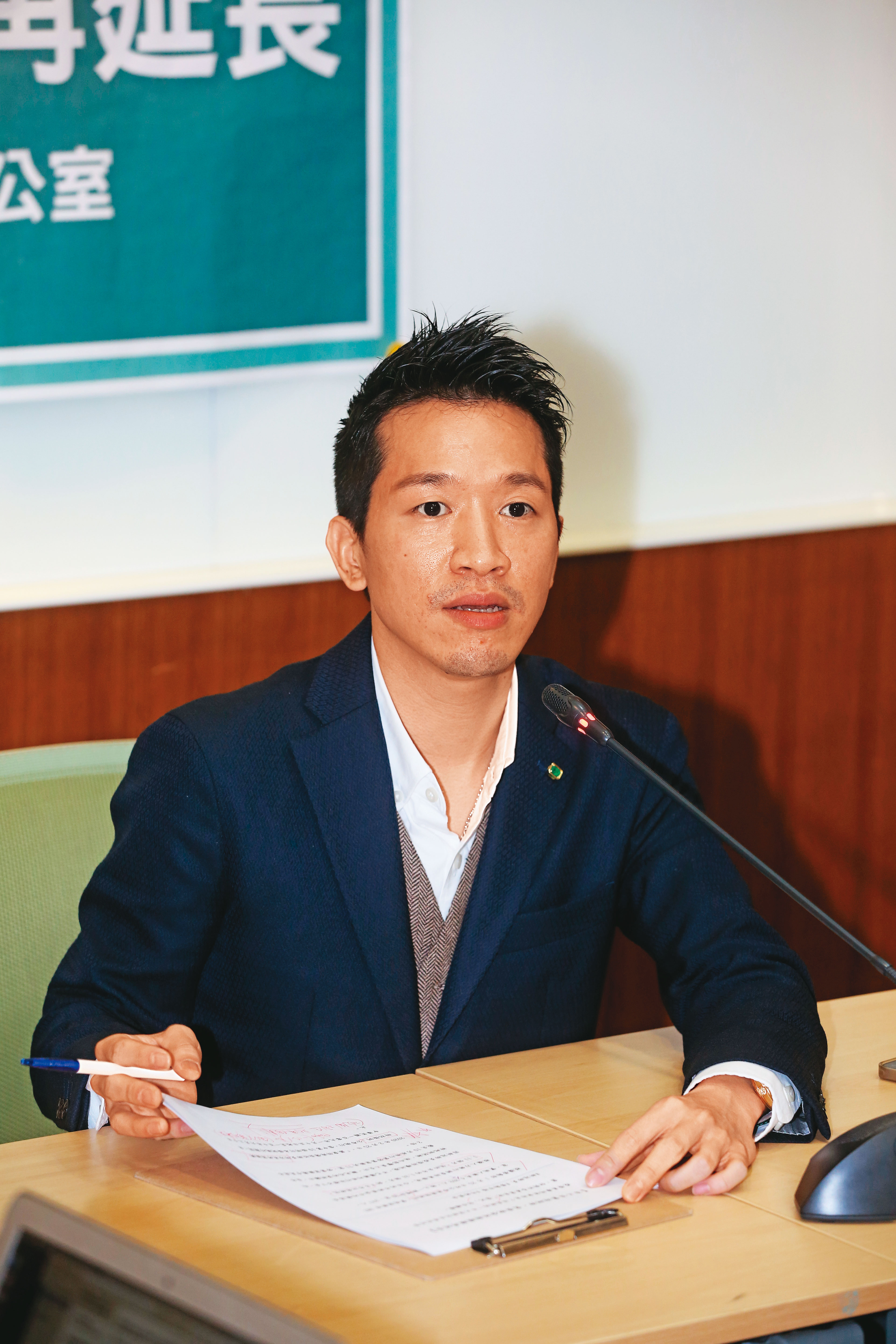 唐男3年前加入立委何志偉(圖)團隊,擔任國會助理。