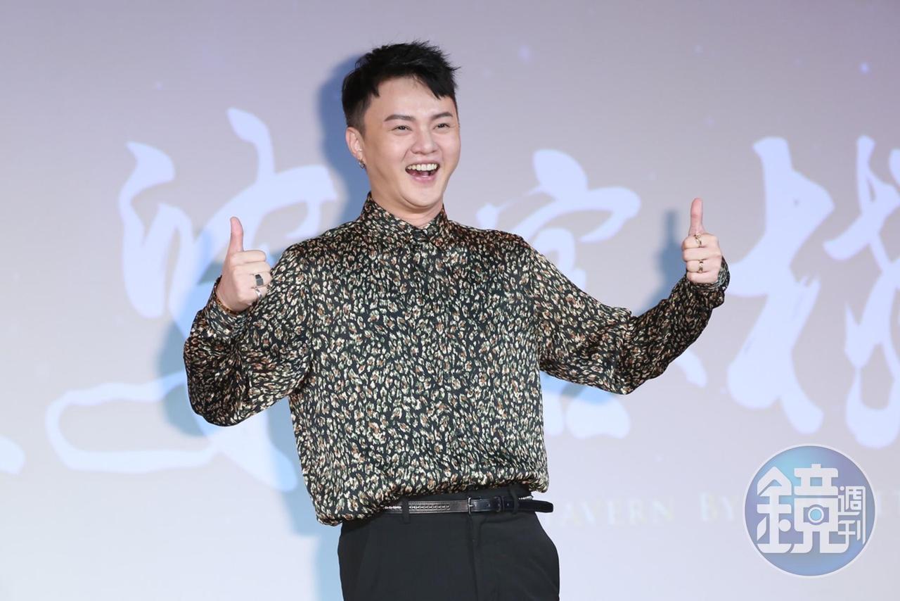 許富凱飾演客棧成員之一,第一此演歌仔戲的他被嫌唱太好。
