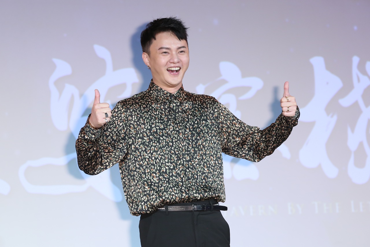 許富凱飾演客棧成員之一，第一此演歌仔戲的他被嫌唱太好。