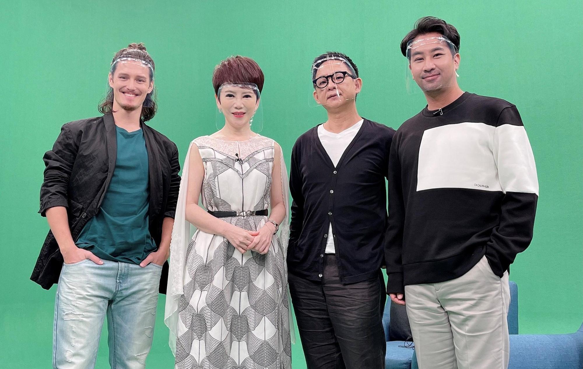 周厚安（左一）、曹瑞原（右二）與黃健瑋（右一）一起接受陳雅琳專訪。（華視提供）