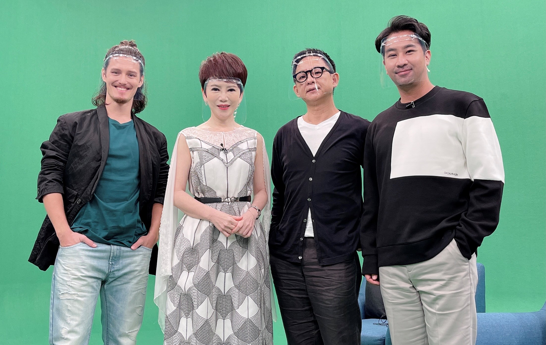 周厚安（左一）、曹瑞原（右二）與黃健瑋（右一）一起接受陳雅琳專訪。（華視提供）