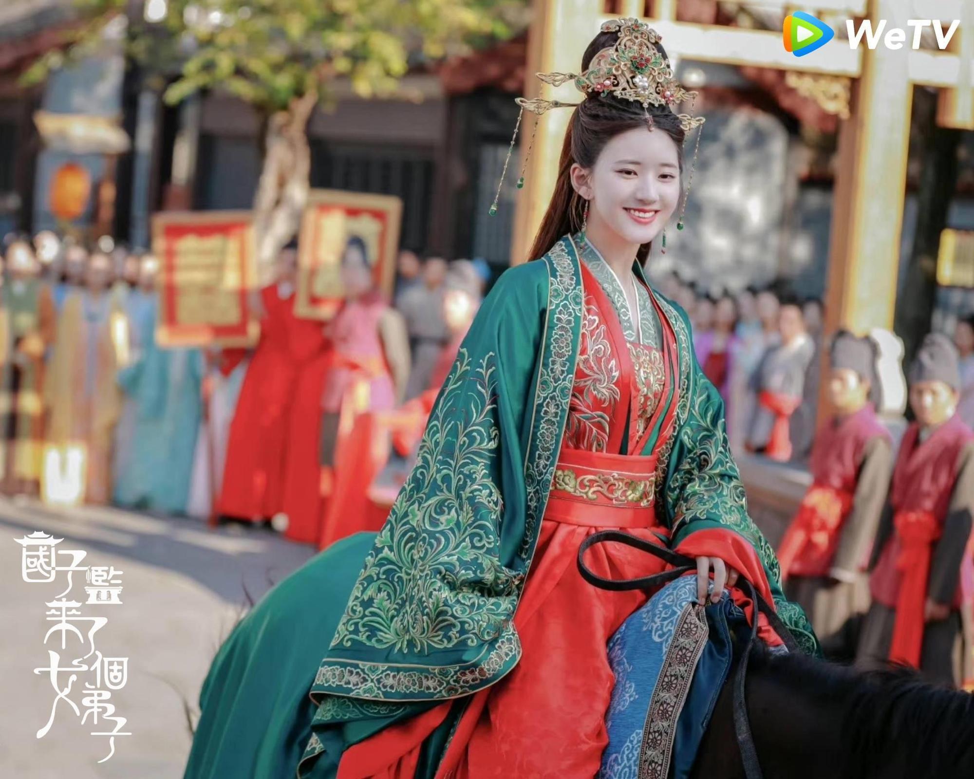 《國子監來了個女弟子》大結局中小倆口獲聖上賜婚成親。（WeTV提供）