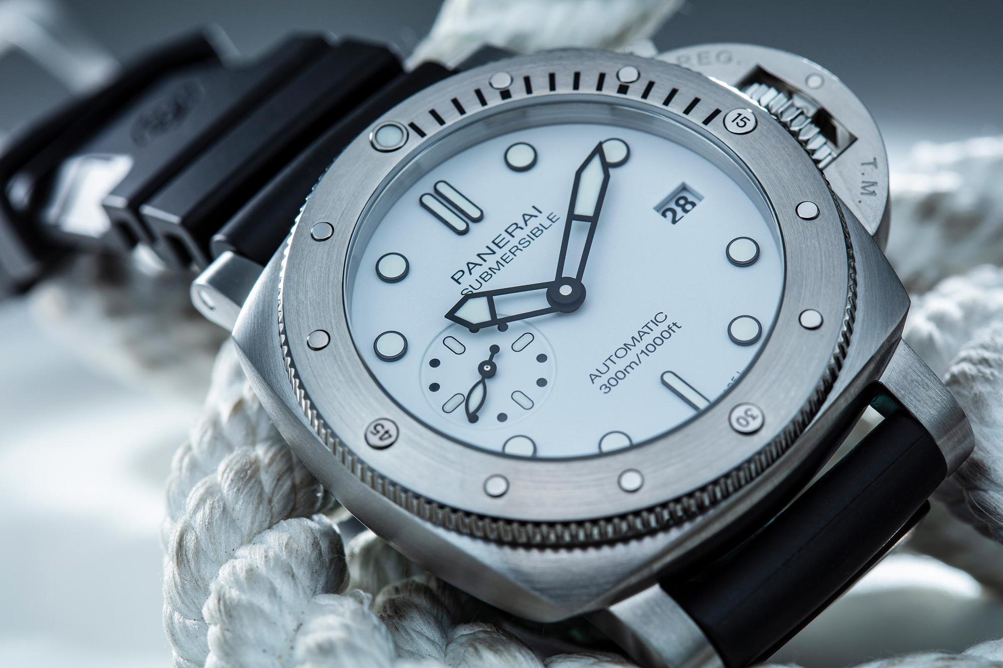 Submersible PAM01223，42mm精鋼錶殼，防水300米，建議售價NT$274,000。