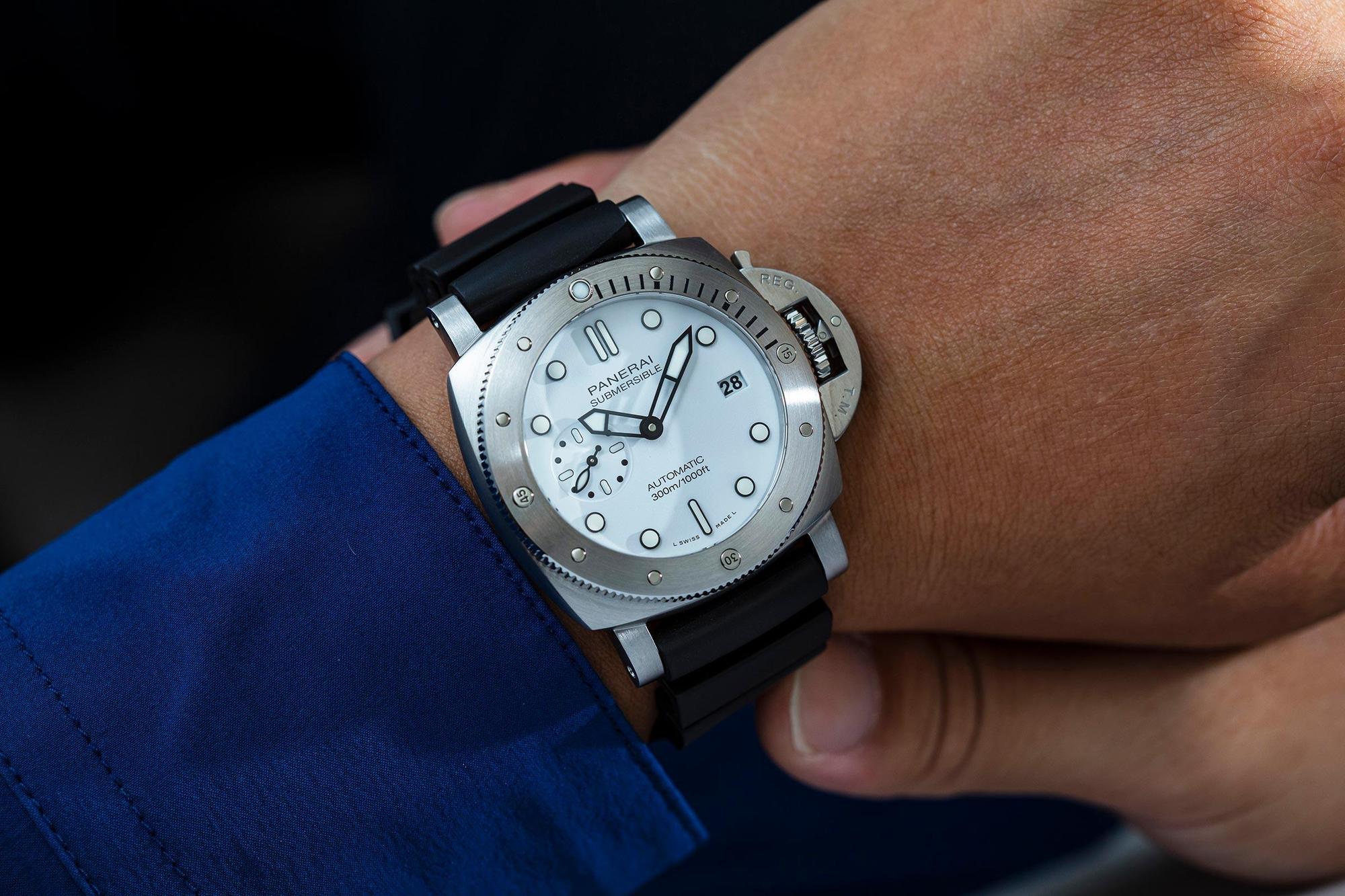PAM01223是沛納海Submersible 42mm這個款式中首款白面版本。