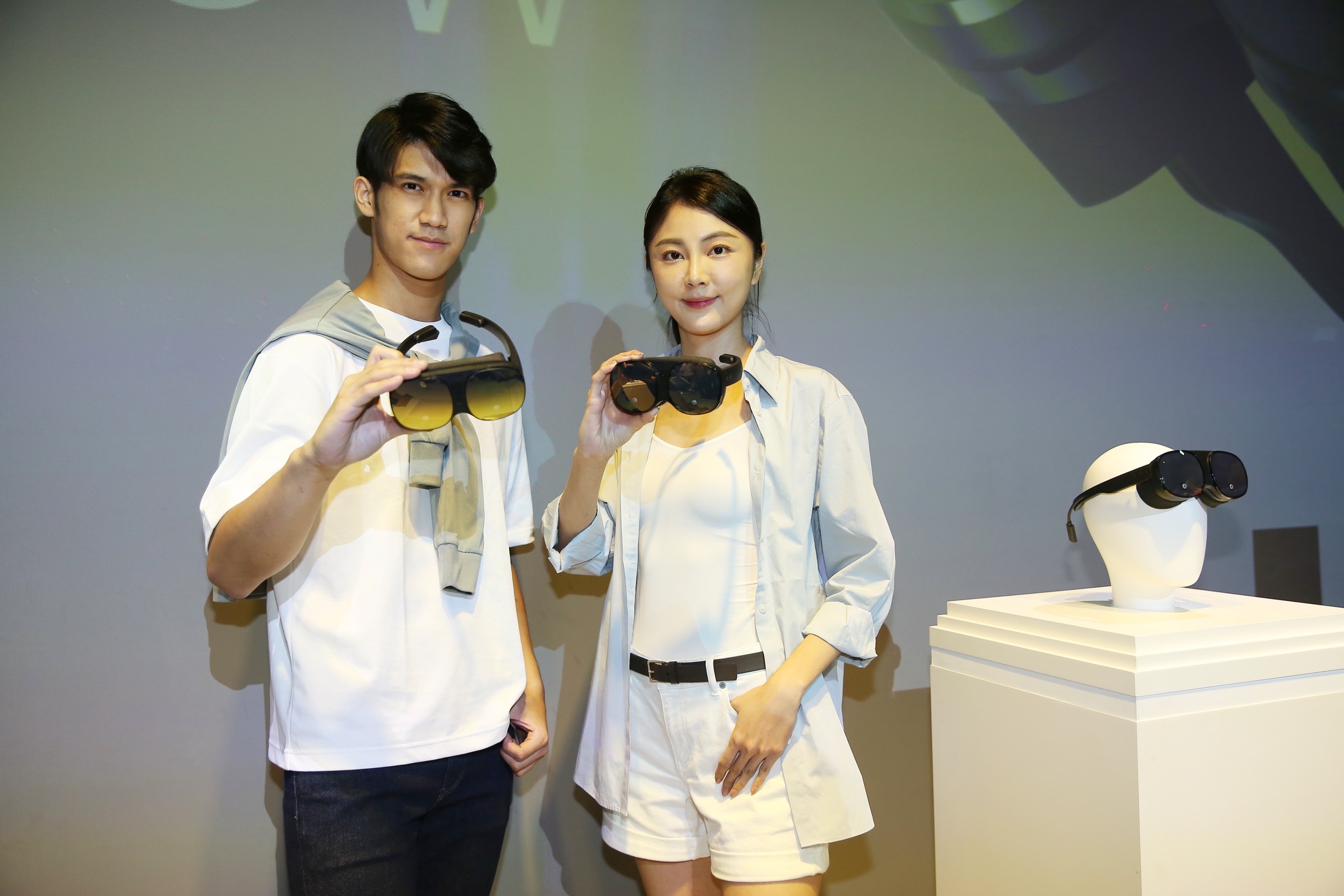 宏達電推出VIVE Flow沈浸式VR眼鏡，外觀猶如太陽眼鏡，機身僅189公克。