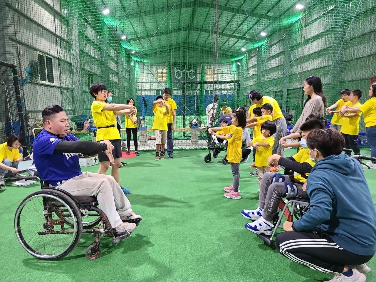 「高雄希望小太陽」身障兒童棒球隊練球。疫情前拍攝。（由球隊提供）