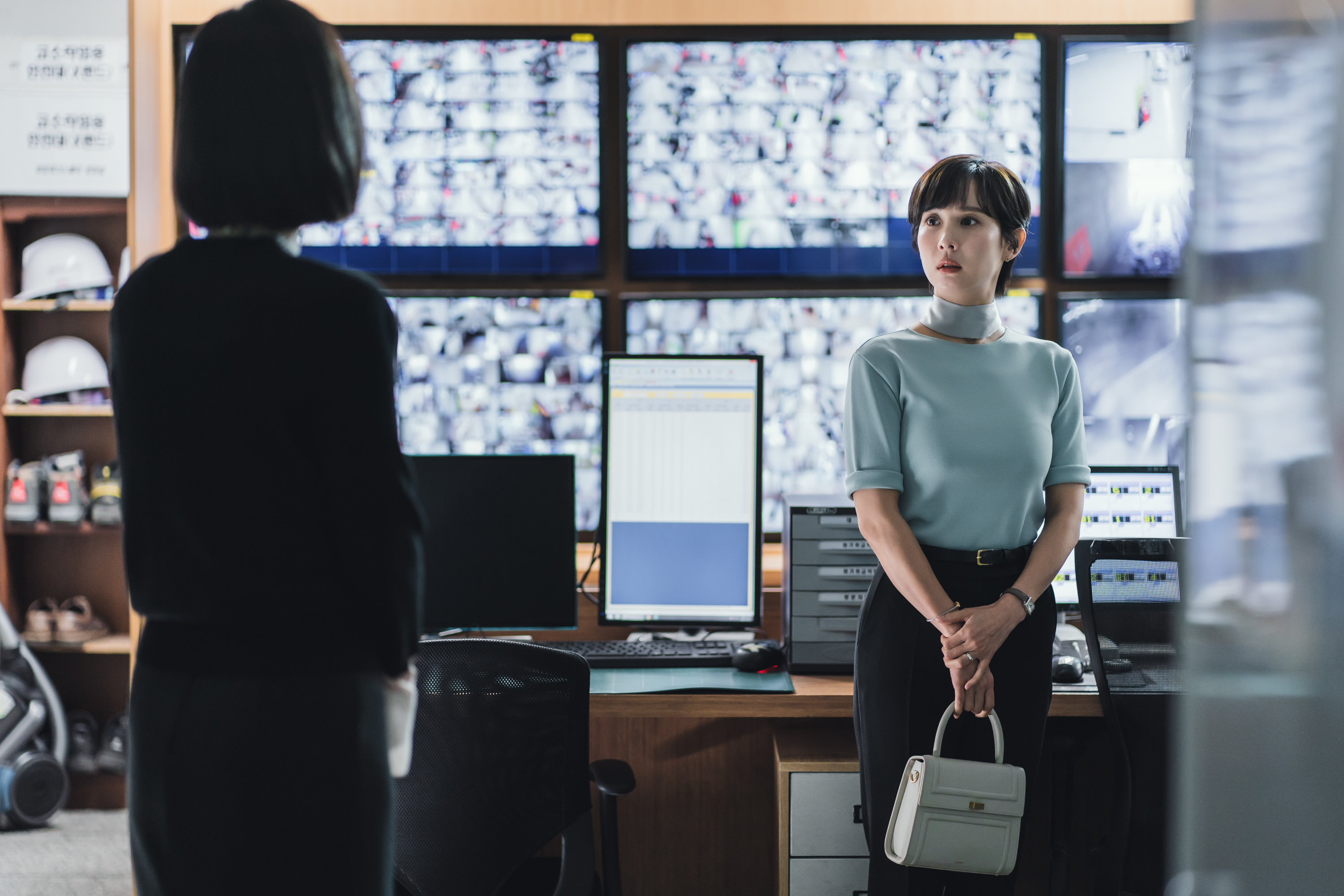 曹如晶（右）在《High-class上流謊言》為查出老公死亡真相而奔波，意外發現許多秘密。（friDay影音提供）