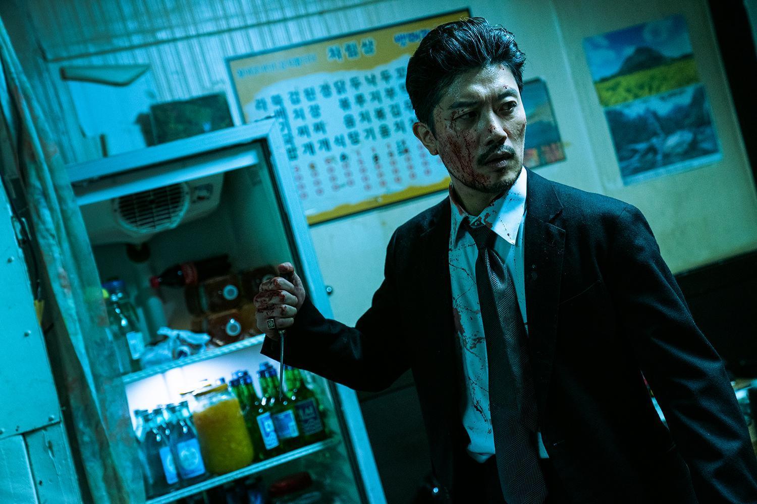 《以吾之名》在冬季拍攝,讓穿著西裝的朴熹洵直呼「太冷了!」(Netflix提供)