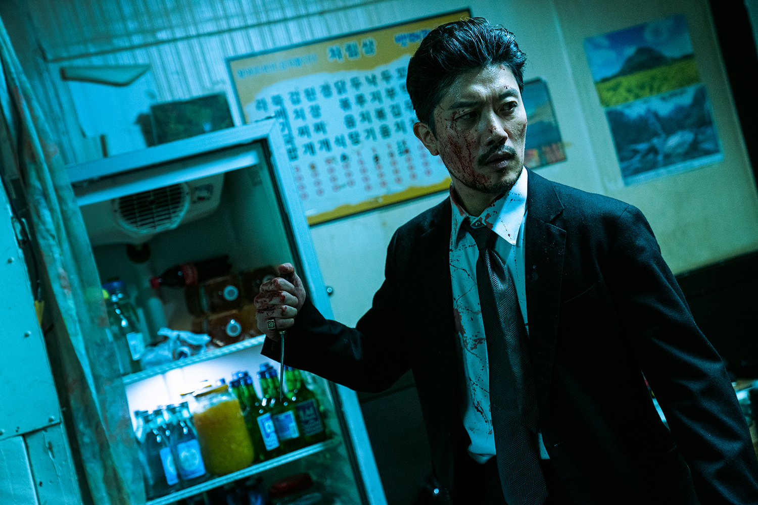 《以吾之名》在冬季拍攝，讓穿著西裝的朴熹洵直呼「太冷了！」（Netflix提供）