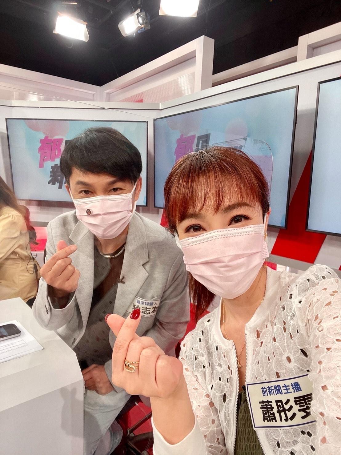 美女主播蕭彤雯(前)與資深媒體人狄志為上節目大談3C重度成癮,弄得病痛全都來。(完美國際提供)