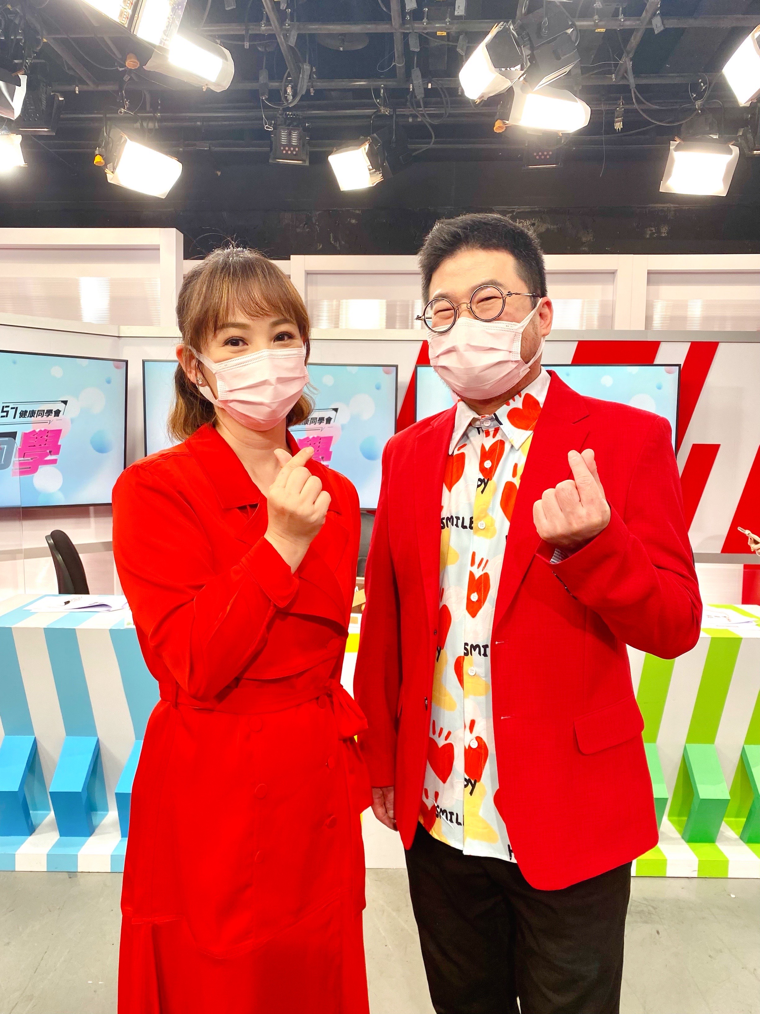 郁方(左)跟廖慶學在節目透露自己3C上癮,滑手機滑到手腕痛。(完美國際提供)