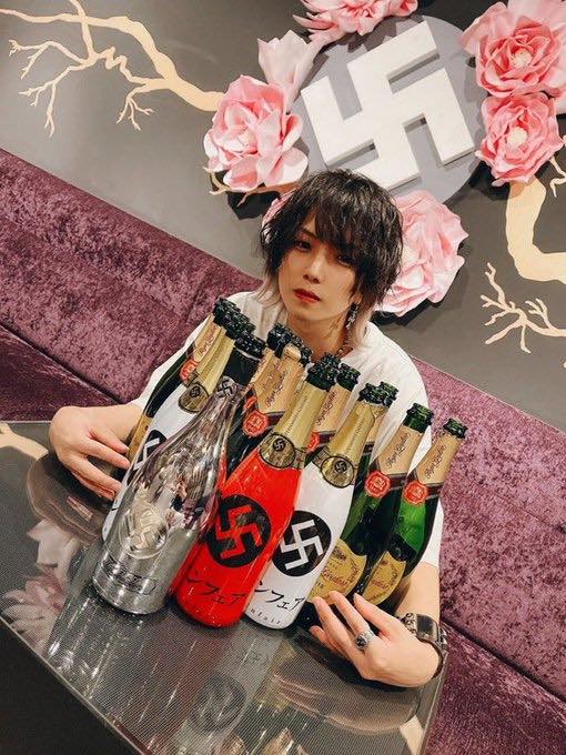 日本新開幕的牛郎店「Unfair」,因店內的納粹主題裝潢遭到批評。(翻攝Akidearest Facebook)