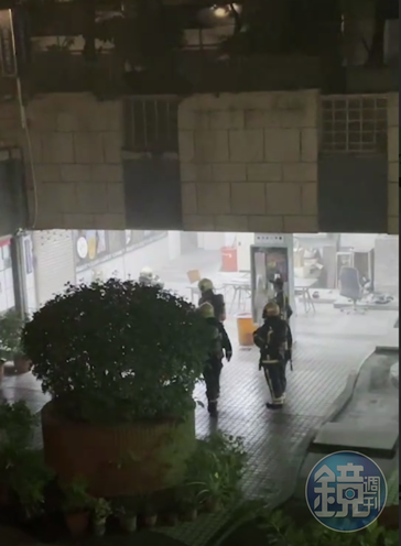 龍田里辦公室內濃煙密佈,消防隊前往龍田里辦公室內救援。(讀者提供)