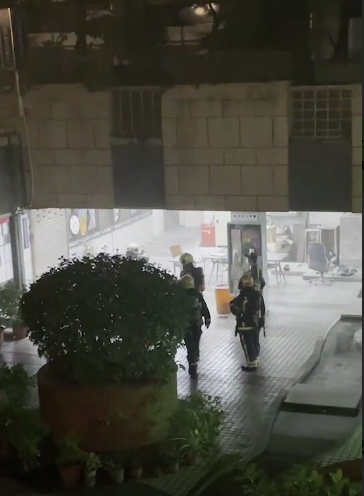 龍田里辦公室內濃煙密佈,消防隊前往龍田里辦公室內救援。(讀者提供)