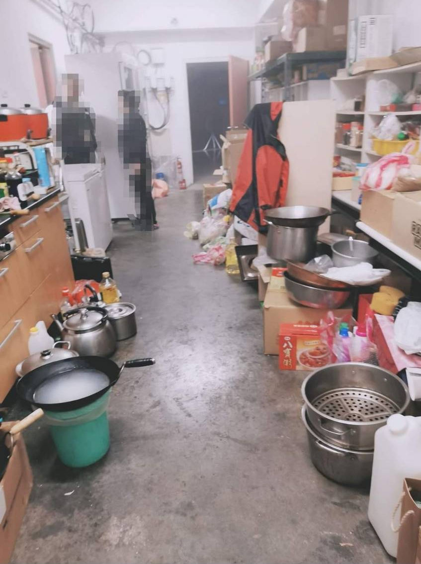 龍田里辦公室內堆滿雜物和炊煮器具。(讀者提供)