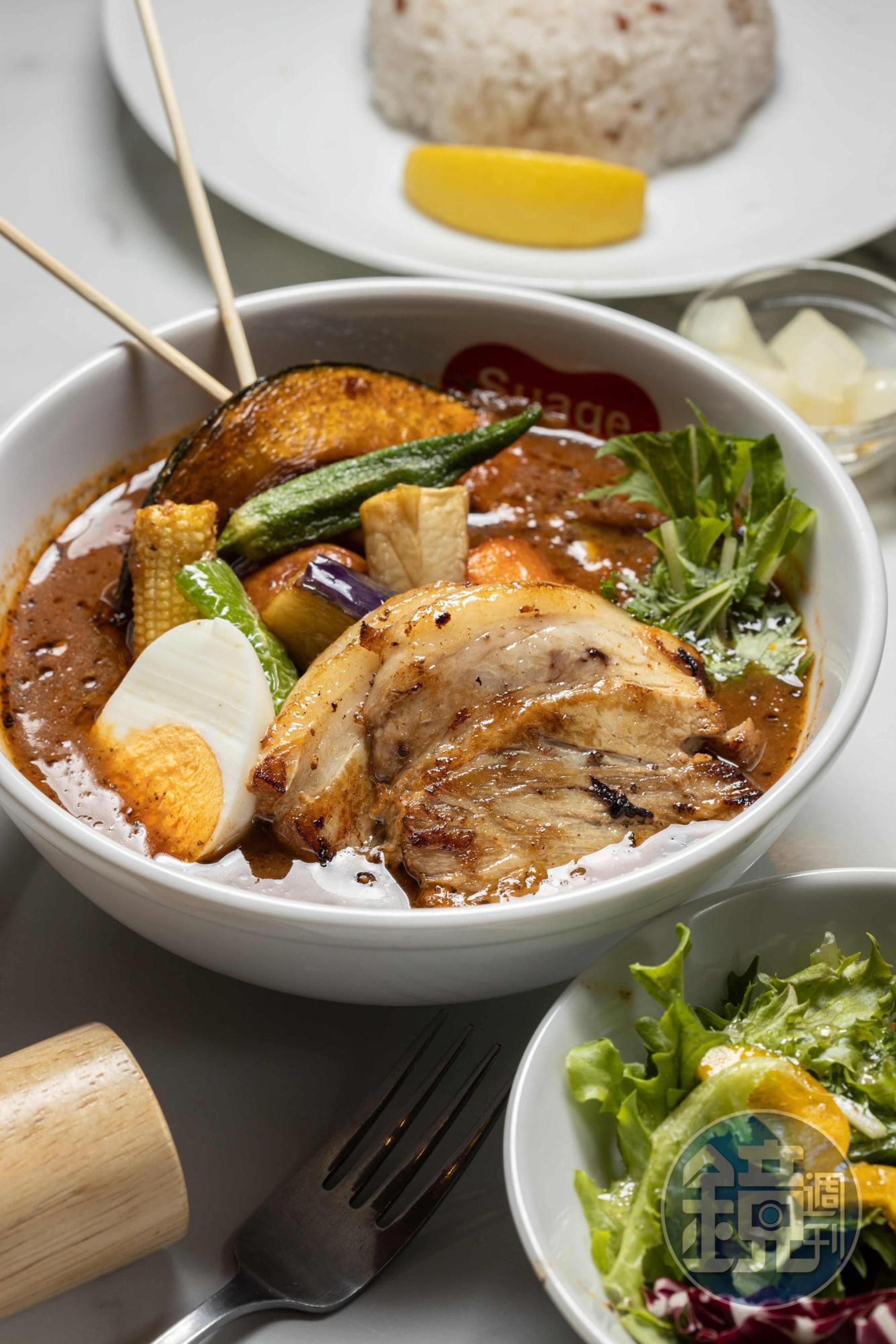 「炙燒角煮湯咖哩」的大塊豬肉不柴不油軟，吃起來很下飯。（360元／份）。