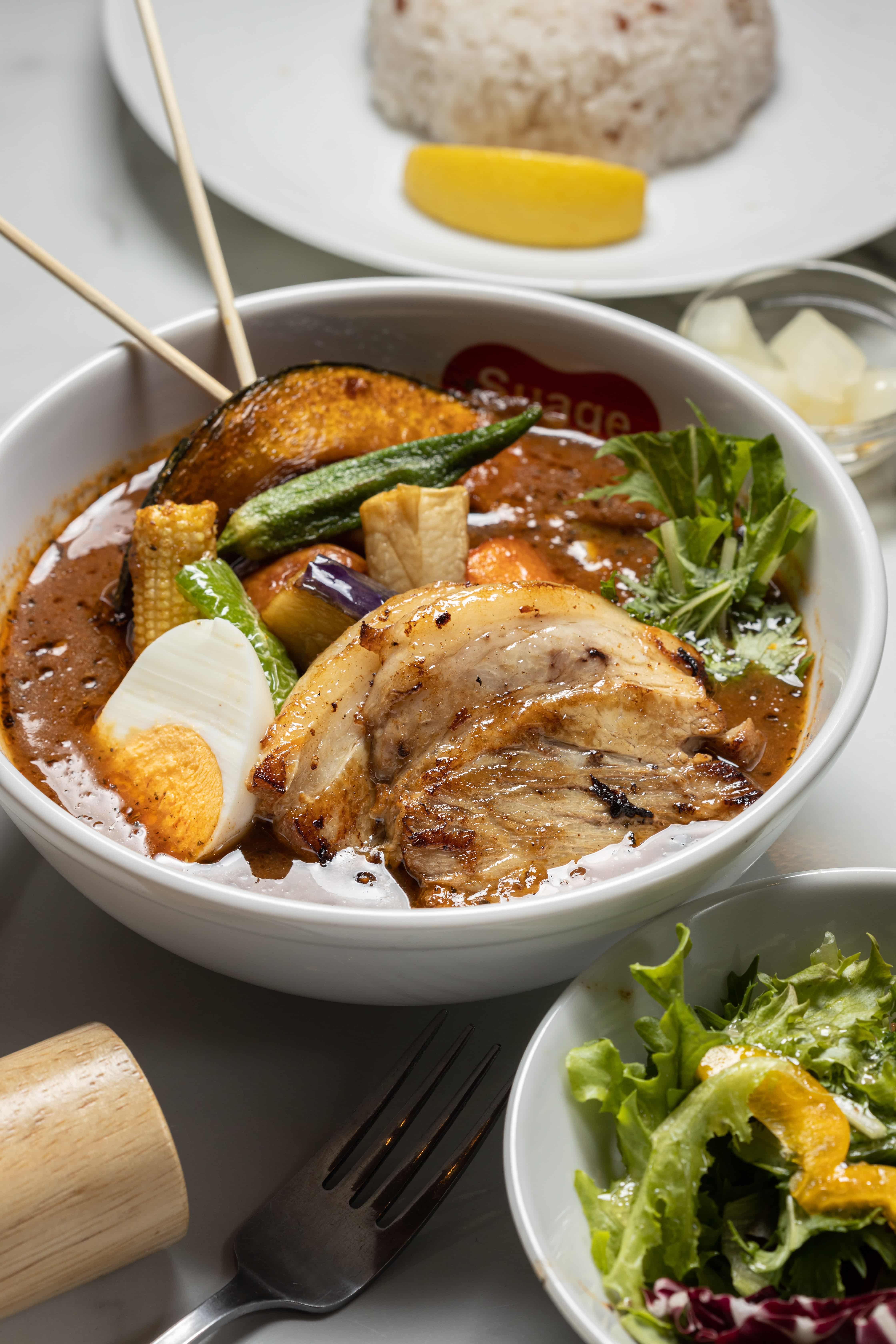 「炙燒角煮湯咖哩」的大塊豬肉不柴不油軟，吃起來很下飯。（360元／份）。