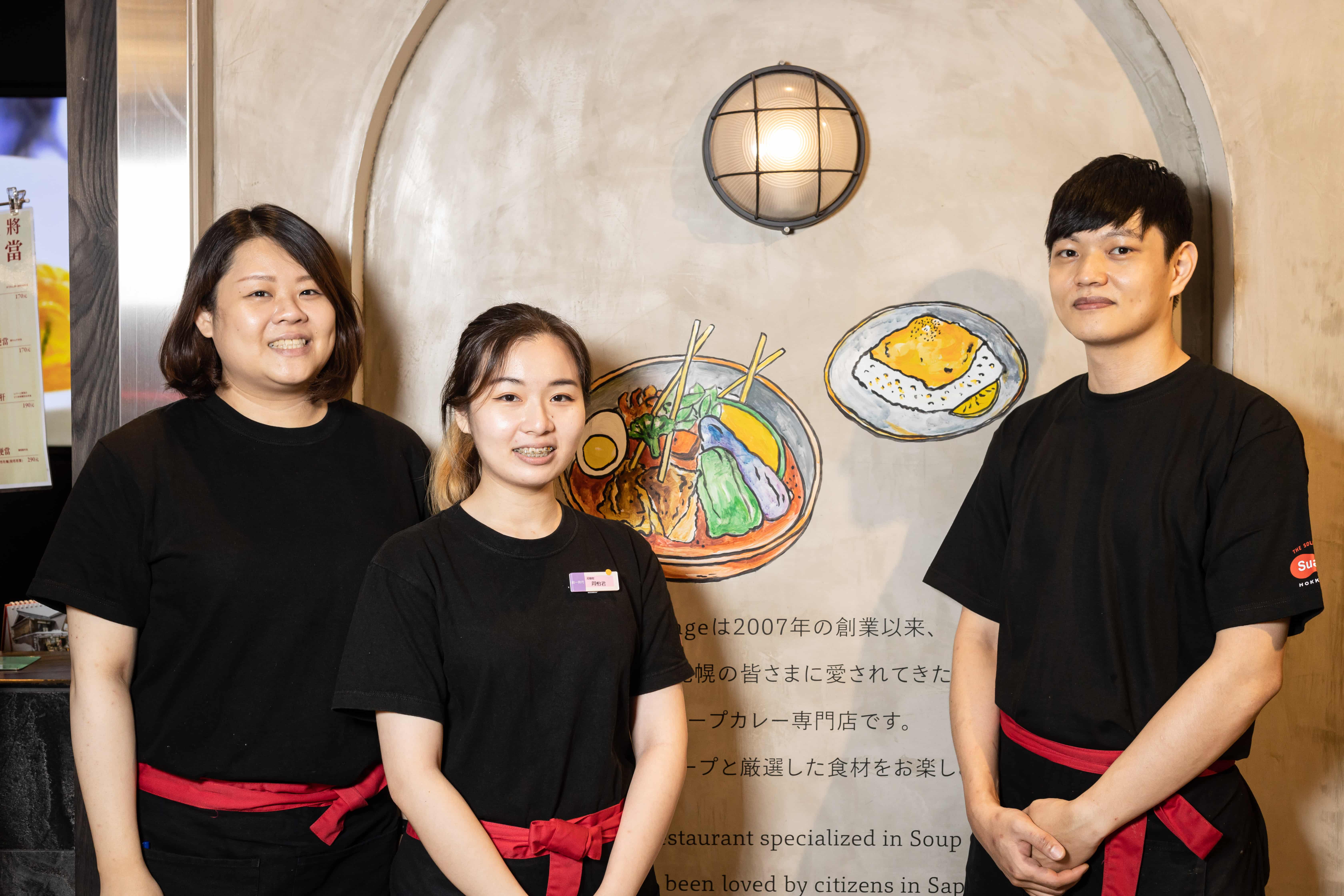 Suage台灣團隊相當年輕，品牌主管鍾宛蓉（左起）、周怡君與主廚孫陳信鴻是統一時代店的扛霸子。