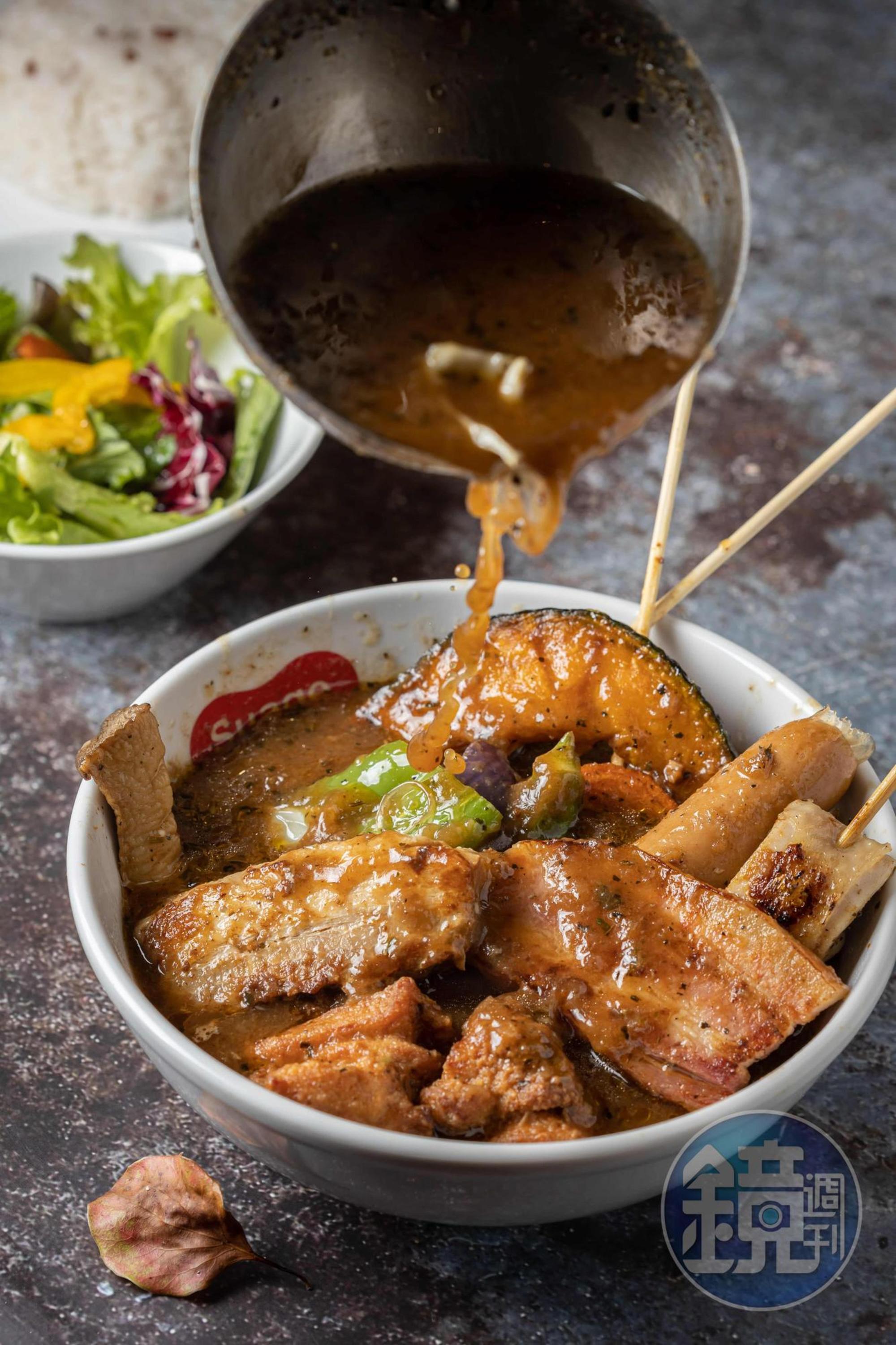 想要每種主料都試試，就選精華大總匯的「Suage special 湯咖哩」。（450元／份）。