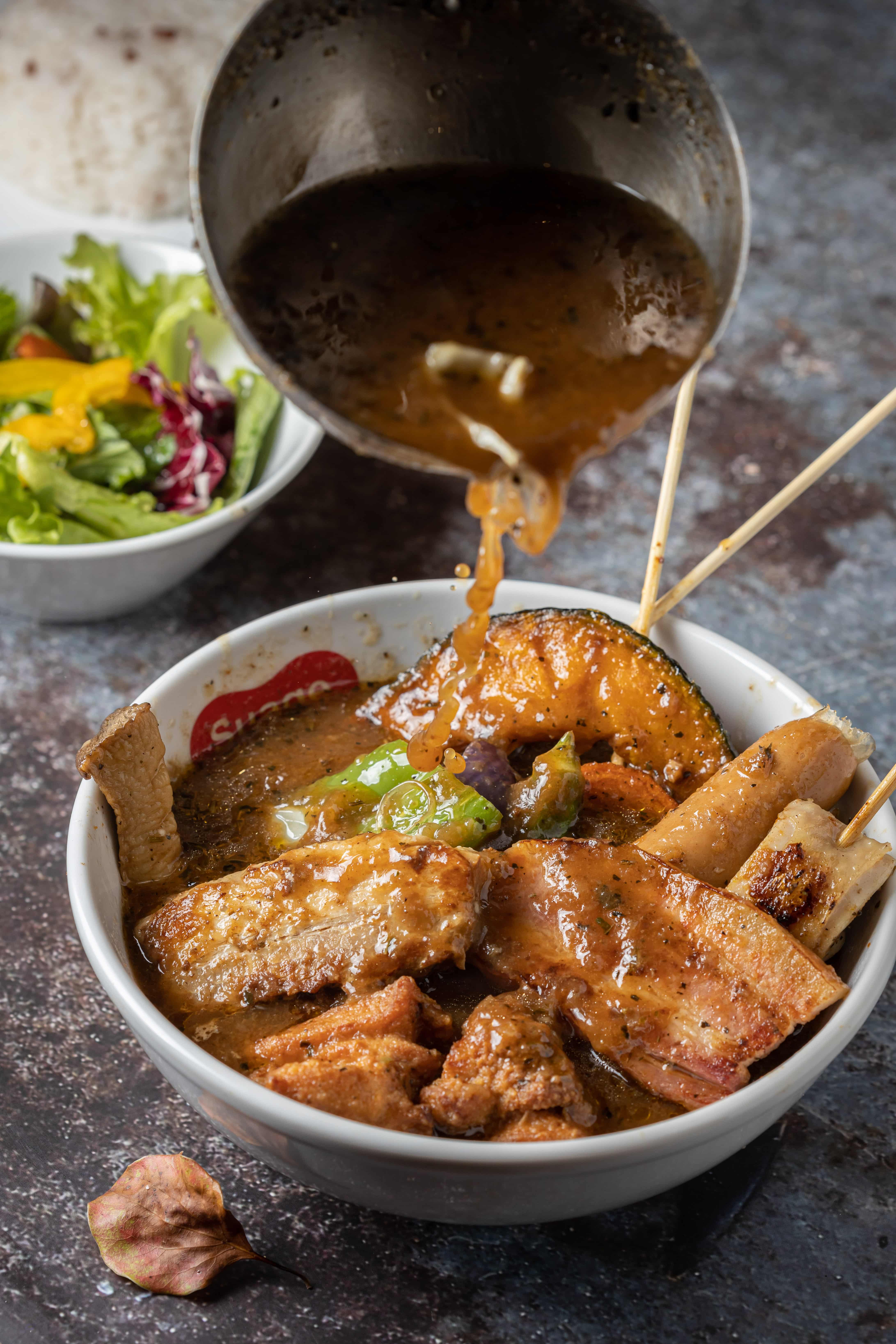 想要每種主料都試試，就選精華大總匯的「Suage special 湯咖哩」。（450元／份）。