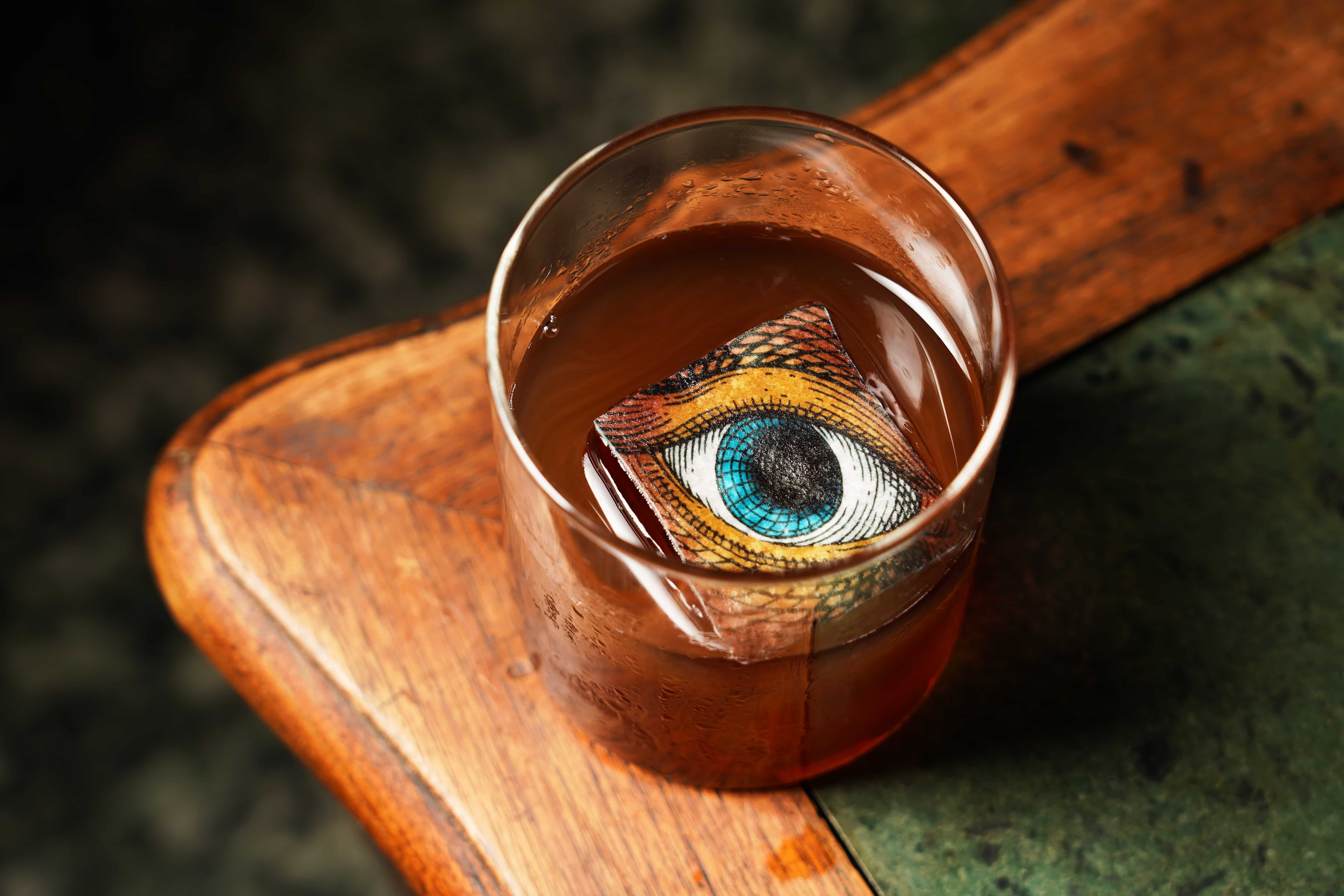 是否不確定催眠自己的是這隻眼睛，還是酒精？