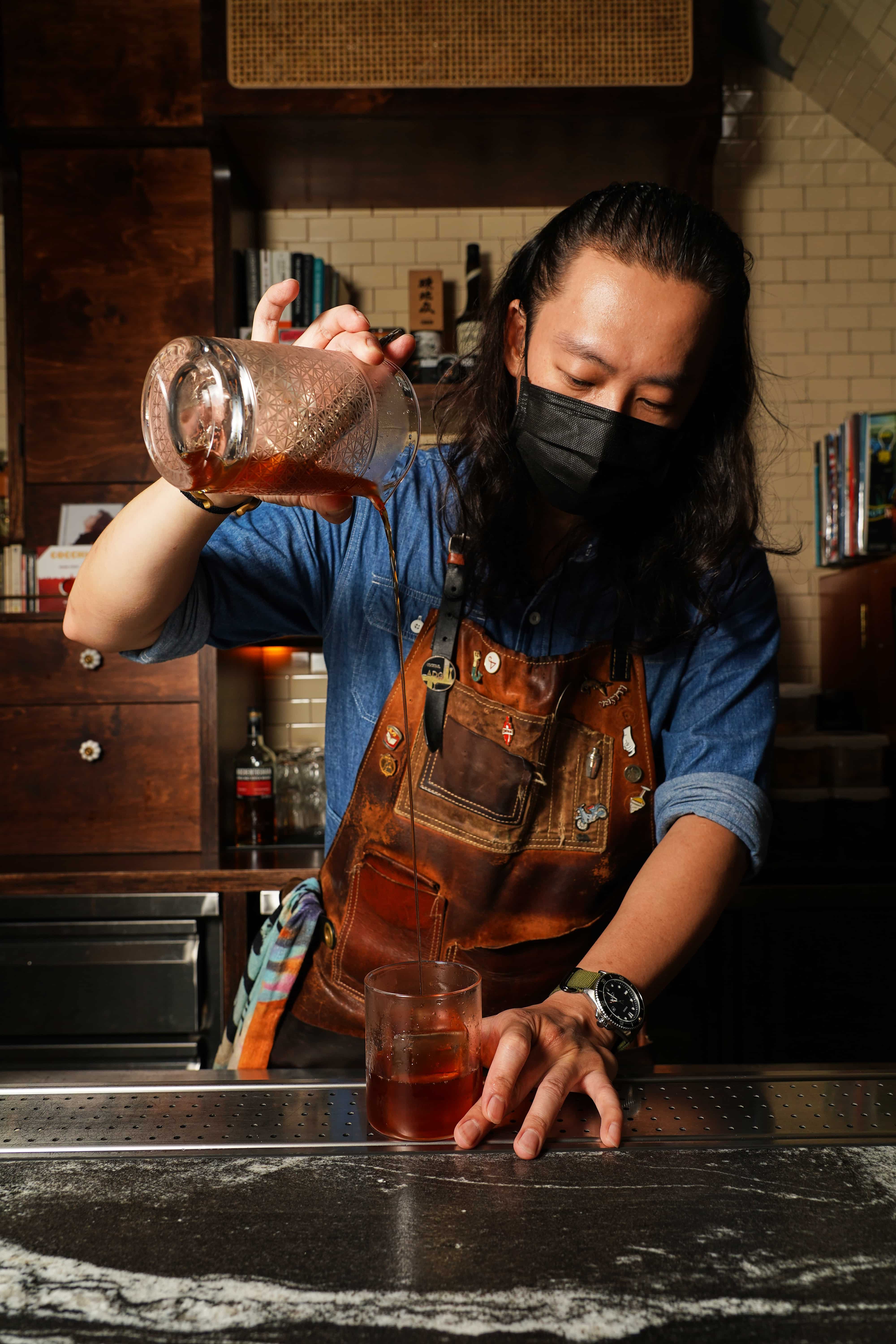 這裡的酒即使再進化,從調製到完成,都不曾用花俏勾人;卻在入口時綁架味蕾和思緒。