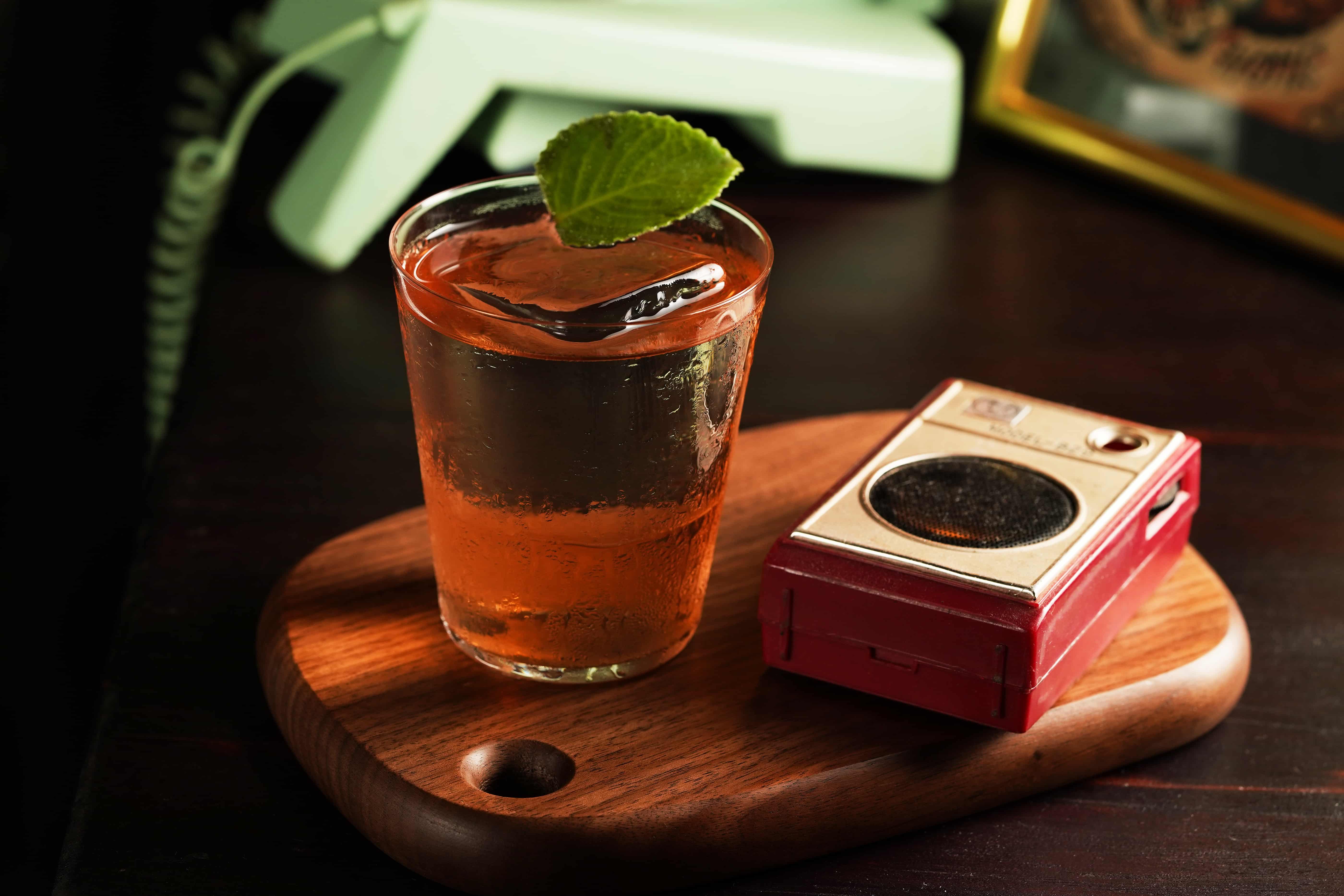 採訪時正逢中秋前，「黃昏的那卡西」飽藏文旦酒清香，剛好應了景。（400元／杯）。