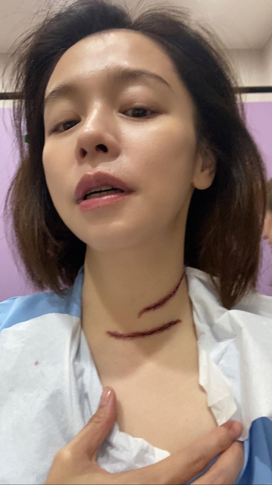 徐若瑄的臉色畫白加上脖子三道深刻的傷口,躺了4個小時終於完成特殊妝。(HBO GO提供)