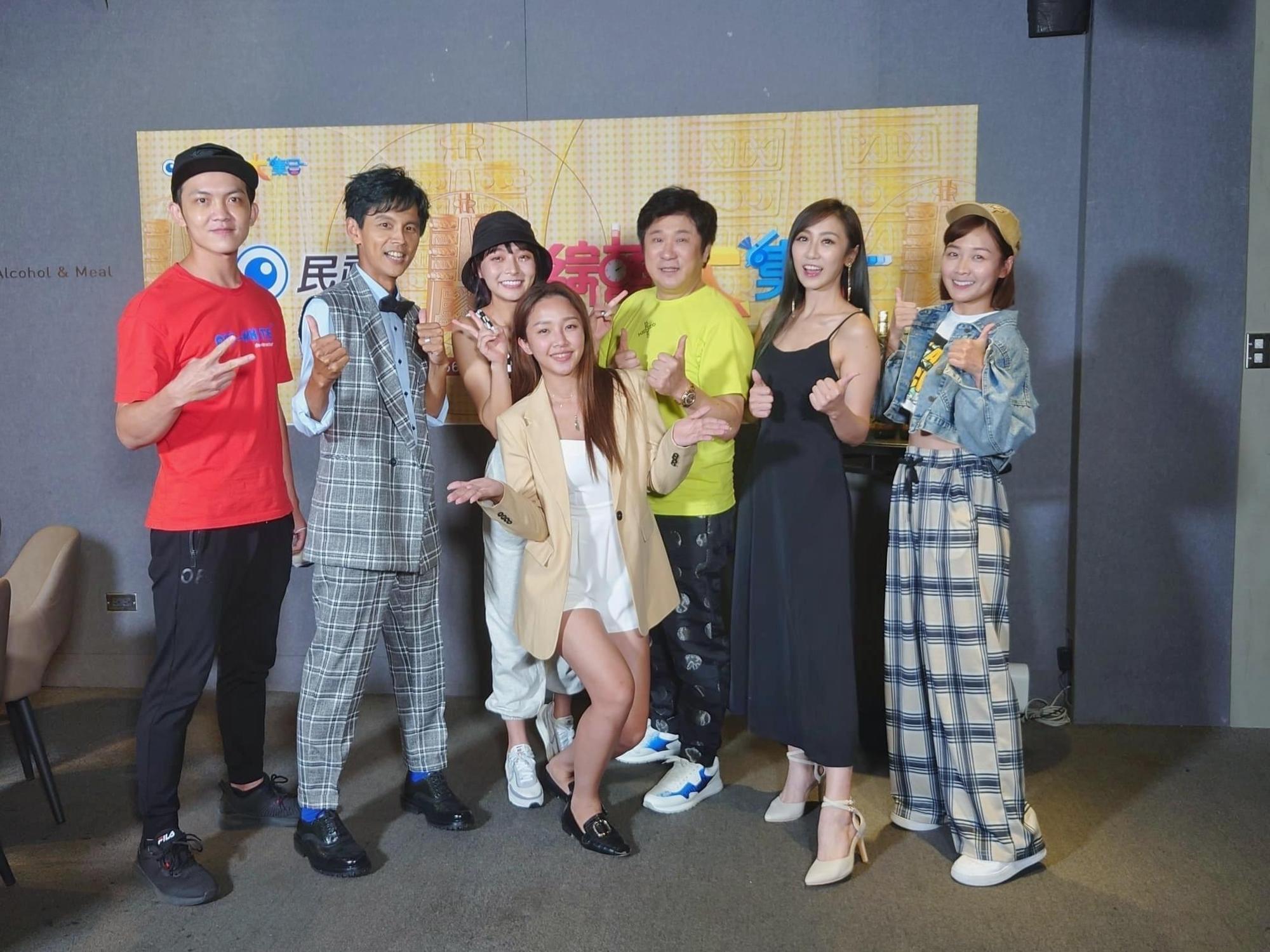 胡瓜（右3）去年即自爆計劃退休，將在近一、兩年內退出演藝圈。（翻攝自胡瓜臉書）