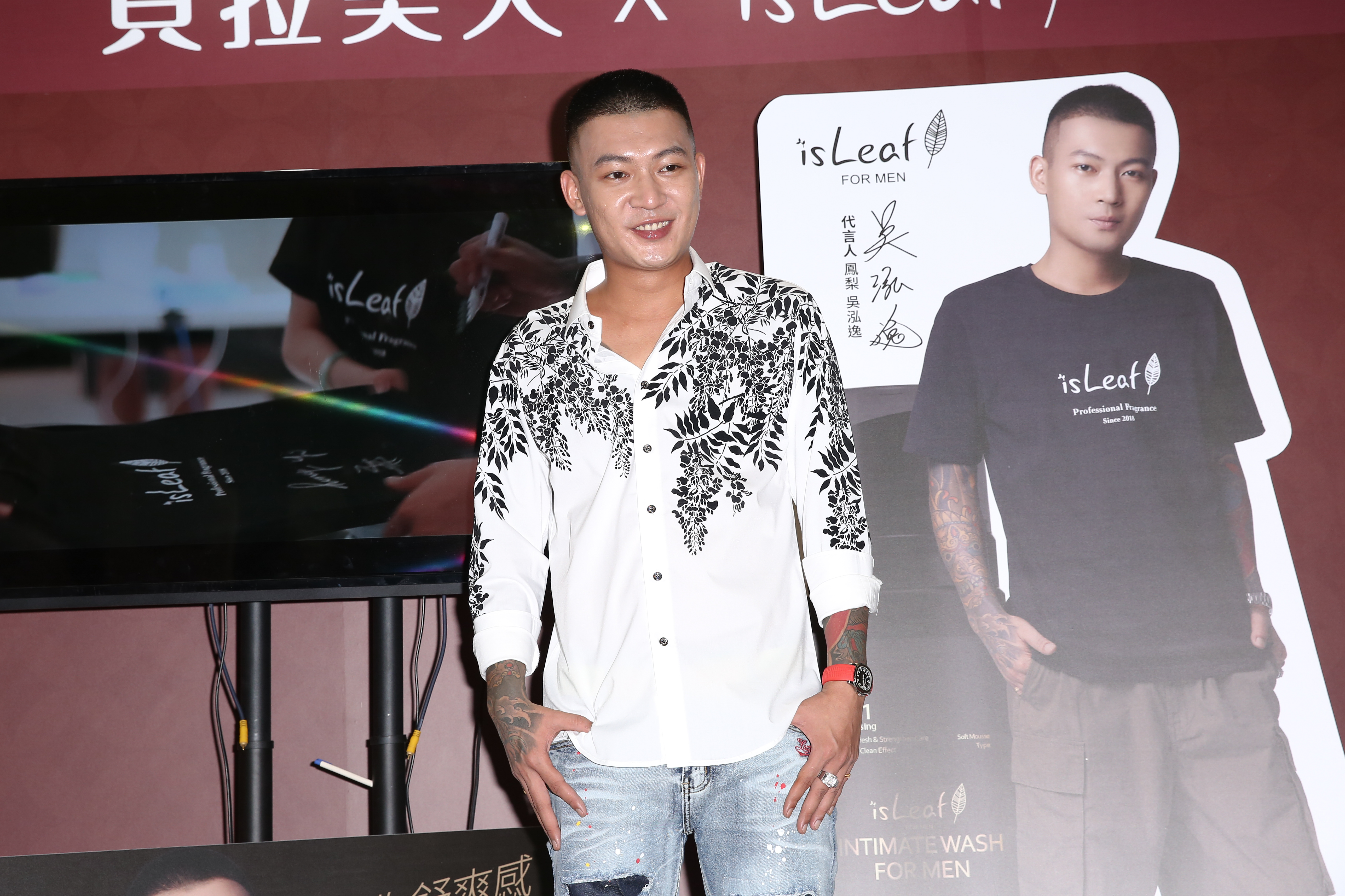 鳳梨（吳泓逸）為男性私密處保養品代言。