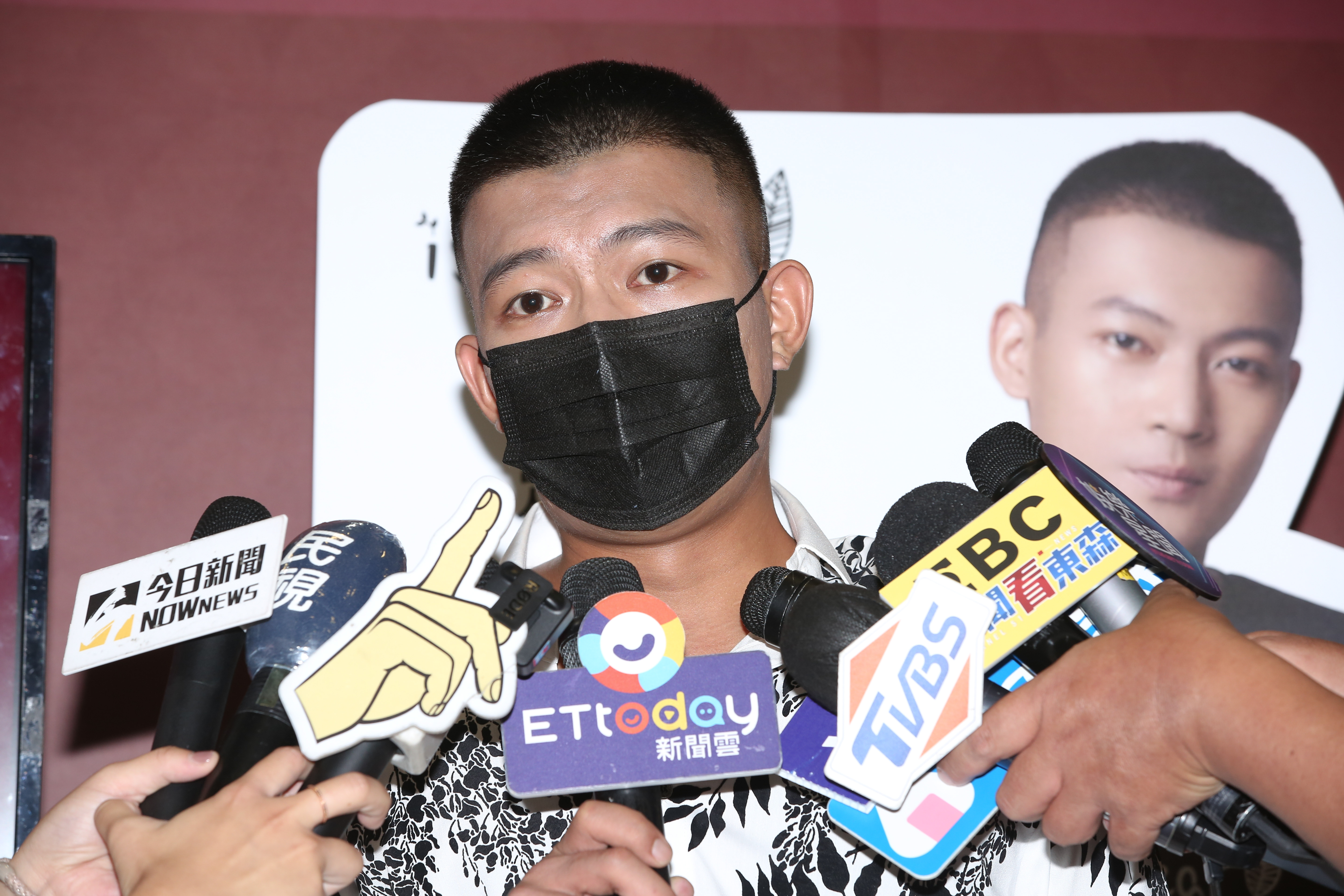 得知好友小孩身亡,鳳梨心情沈重。