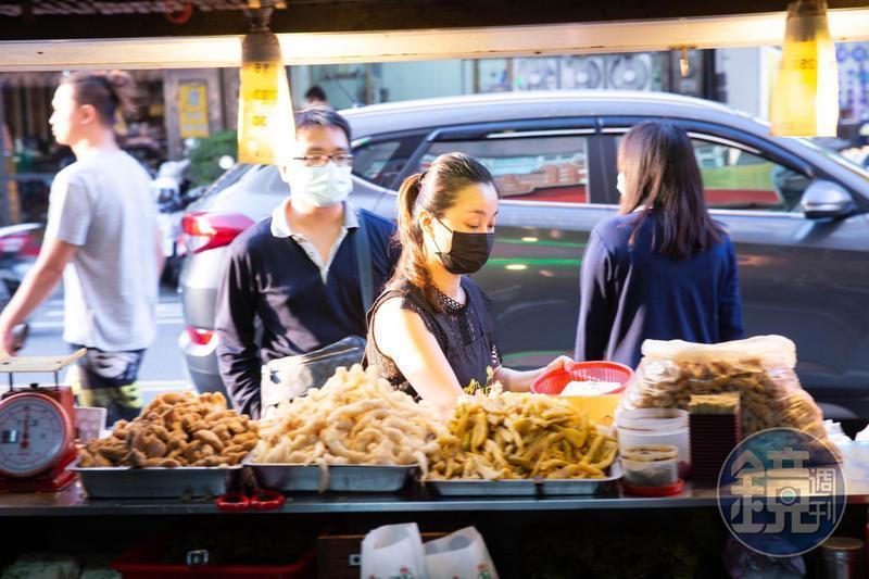 網問：「100塊買鹹酥雞，最高CP的買法是什麼？」釣出超多省錢又吃飽的買法。（示意圖，本刊資料照）