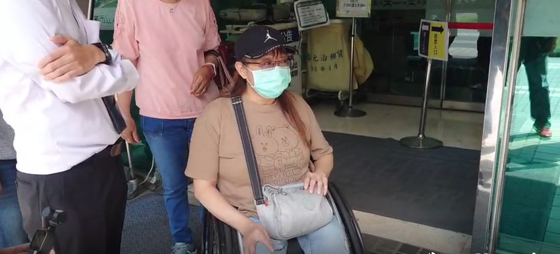 林女趕往醫院探視母親，母女團圓結局大逆轉。（翻攝畫面）