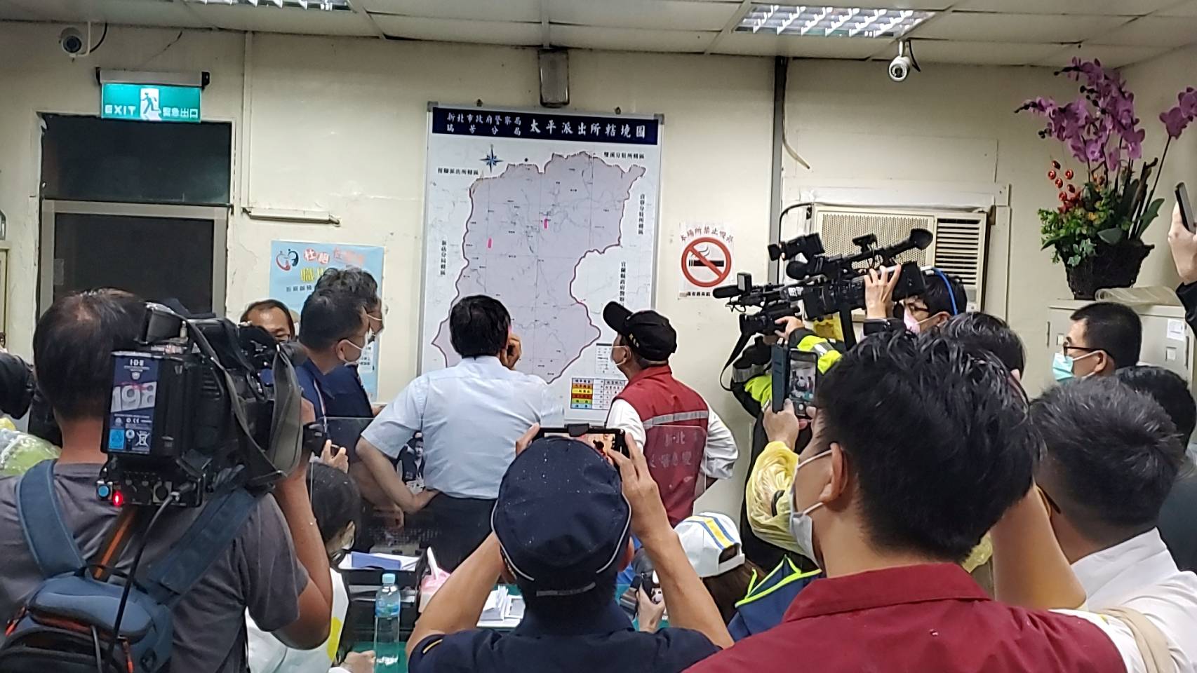 雙北市長到達前進指揮所，了解搜救進度。（翻攝畫面）