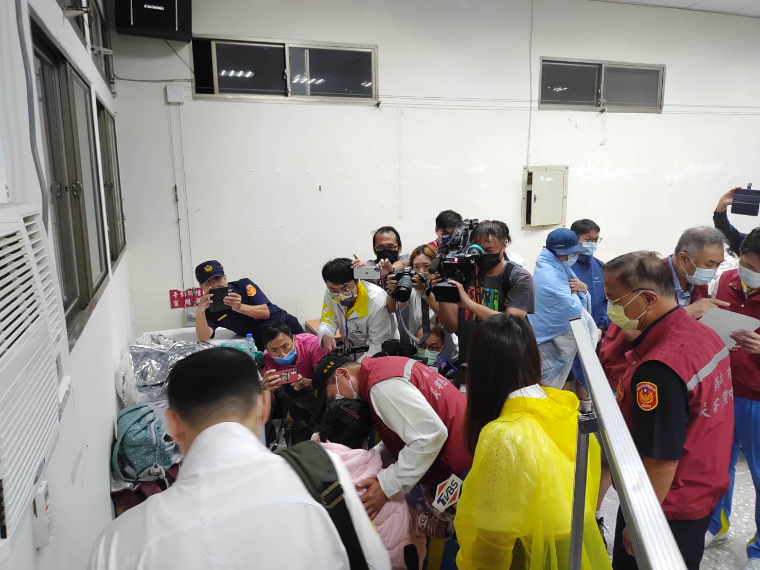 新北市雙溪區虎豹潭16日發生遊客被暴漲溪水沖走的意外，新北市長侯友宜（中、紅衣者）也前往指揮所慰問家屬。（翻攝畫面）