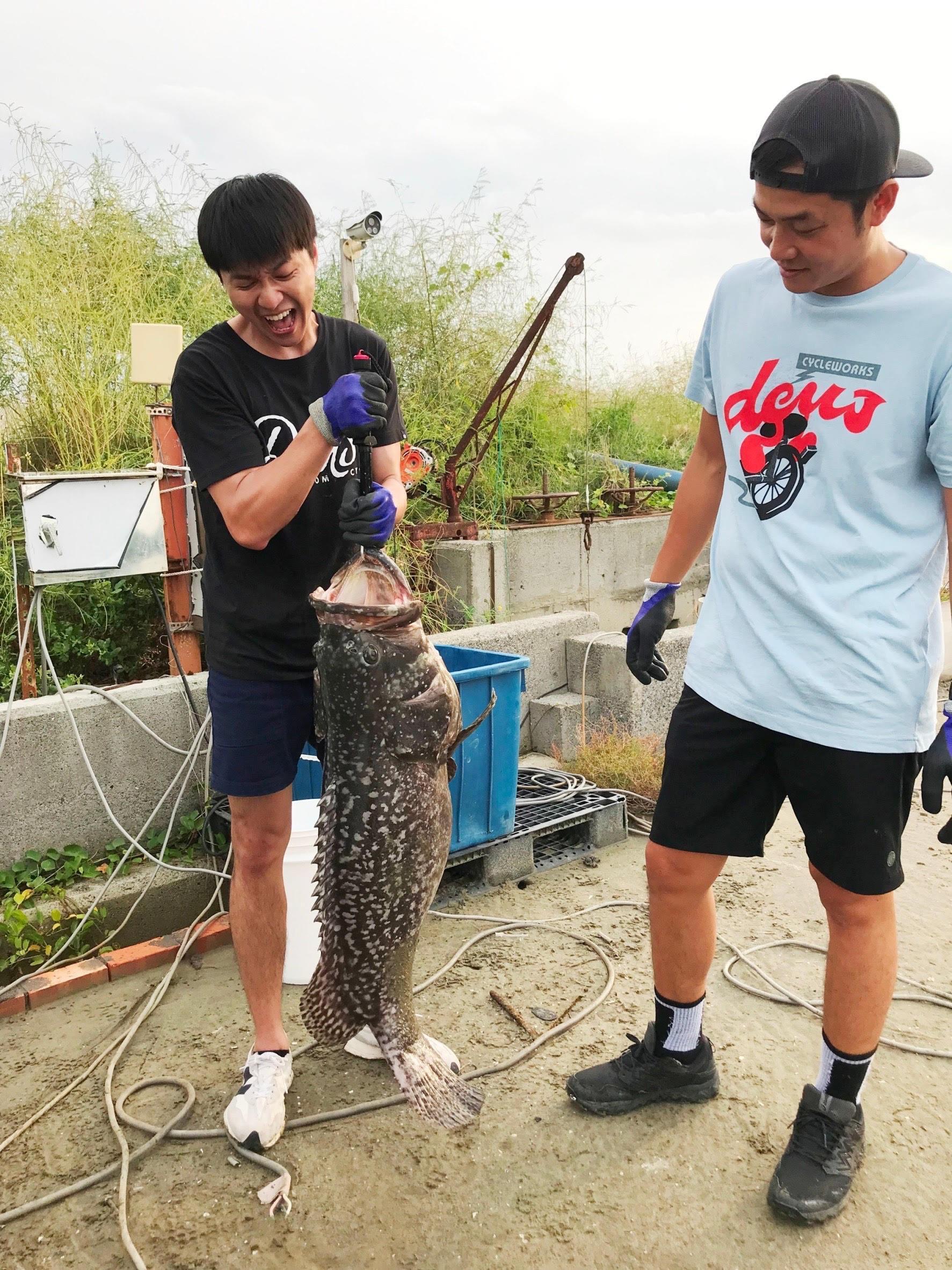 江宏傑使出吃奶力量,釣到一條20多公斤的大龍膽石斑,笑說好像和卡車在對決。(三立提供)
