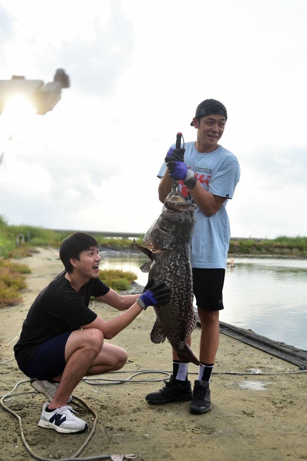 除了抓魚外,江宏傑還要挑戰第一次「殺魚」,姚元浩對他說:「就做就對了!」(三立提供)