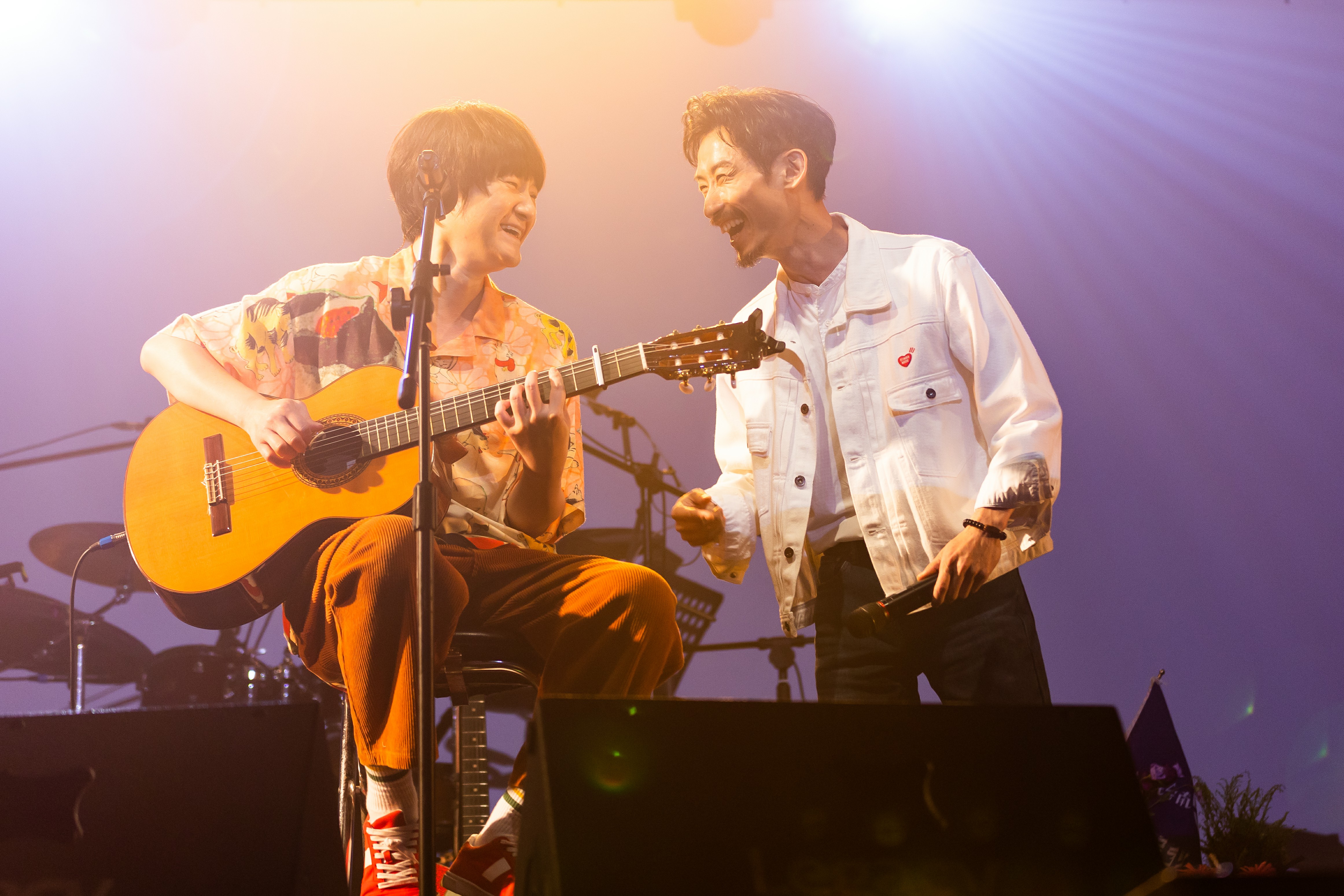 《俗女2》的「嘉玲爸」陳竹昇（右），上台與旺福主唱小民（左）合唱。（CatchPlay+提供）