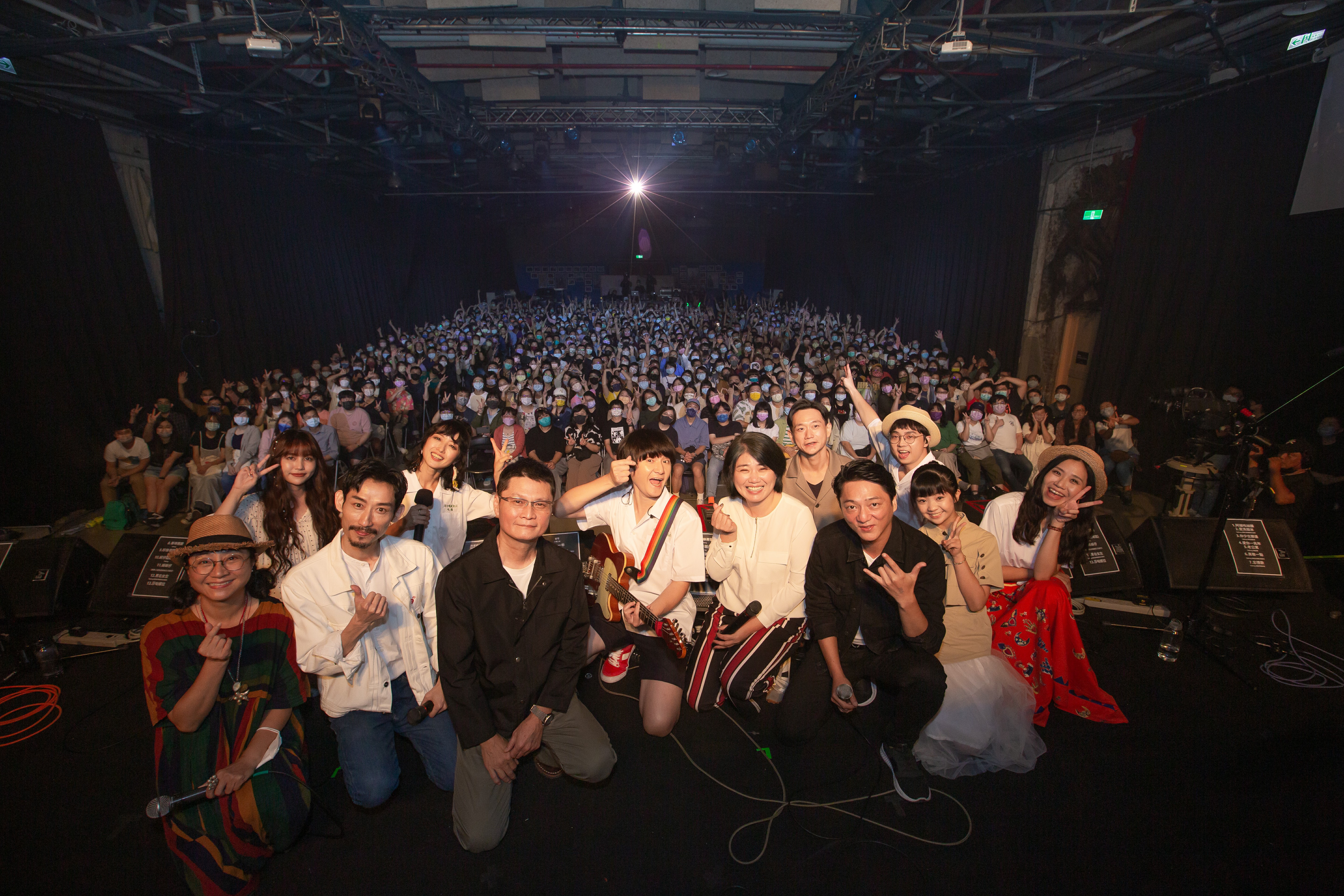 《俗女養成記》1、2季導演和演員上台,與旺福大合唱主題曲〈莎喲娜啦〉。(CatchPlay+提供)