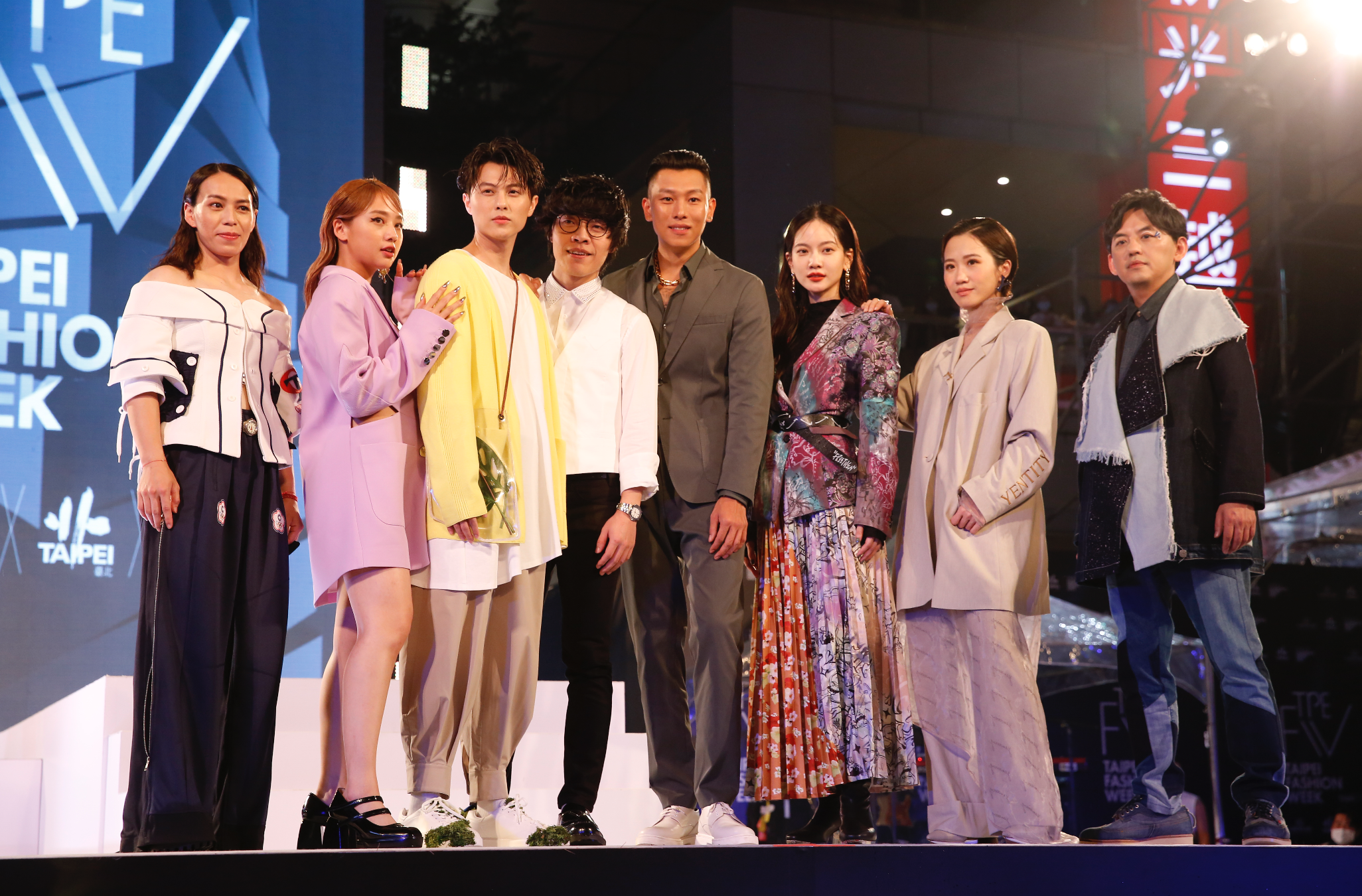 郭婞淳（左起）、鬼鬼、王子、盧廣仲、瘦子、曾之喬、Lulu、黃子佼現身台北時裝週大秀。
