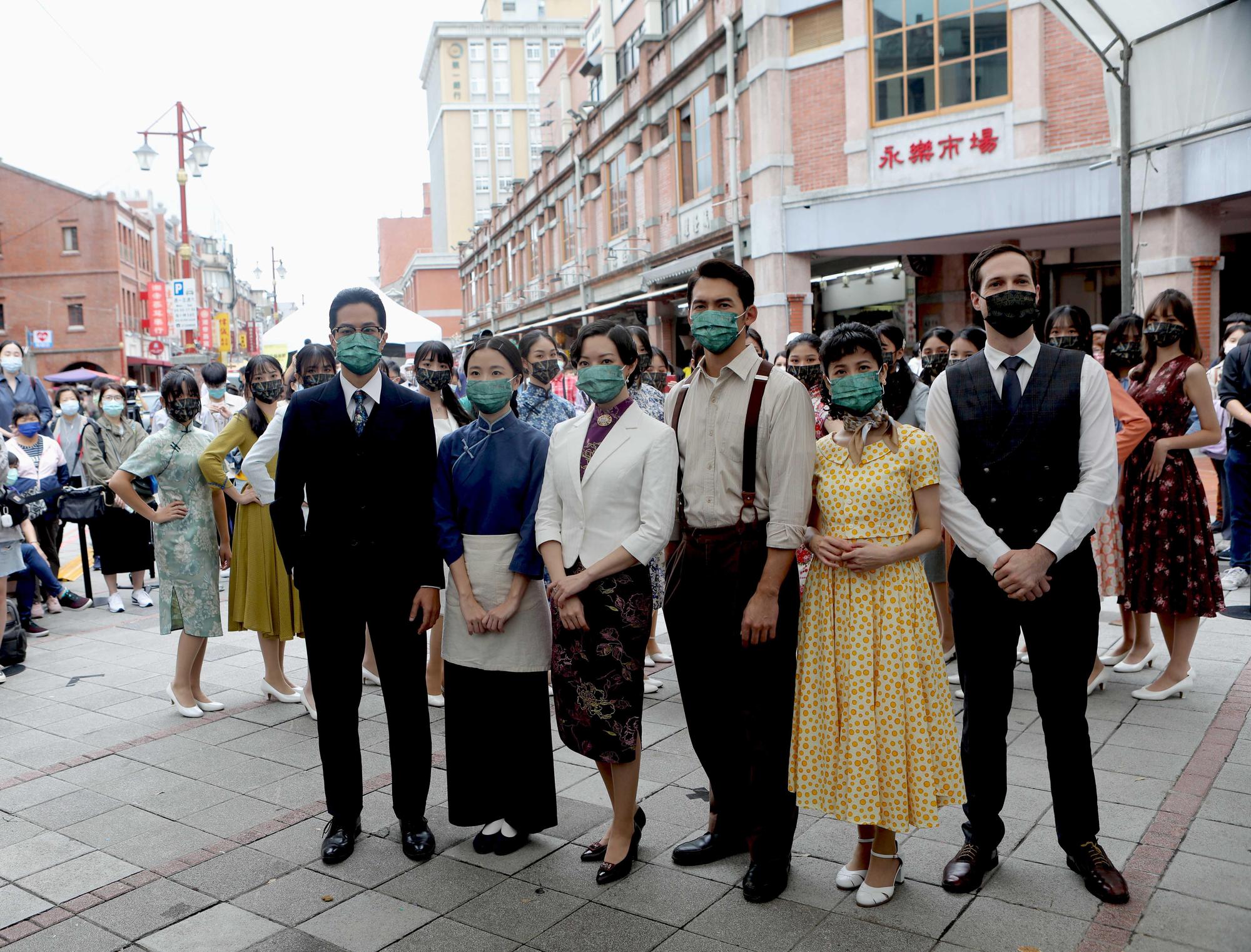 《茶金》演員與莊敬高職家政群科同學,著劇中戲服出席大稻埕國際藝術節。(公視提供)