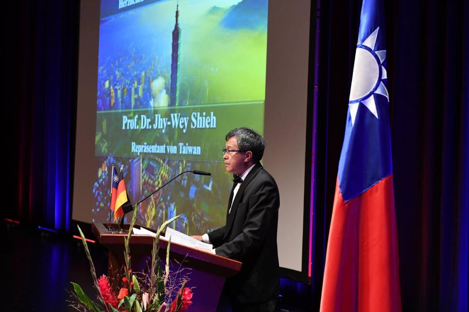 先前提到「邊舉國旗邊吐血」等言論引起熱議，謝志偉今再度po文談及此事，回應自己現在能做的只是「手舉國旗，心想台灣」。（翻攝自謝志偉臉書）