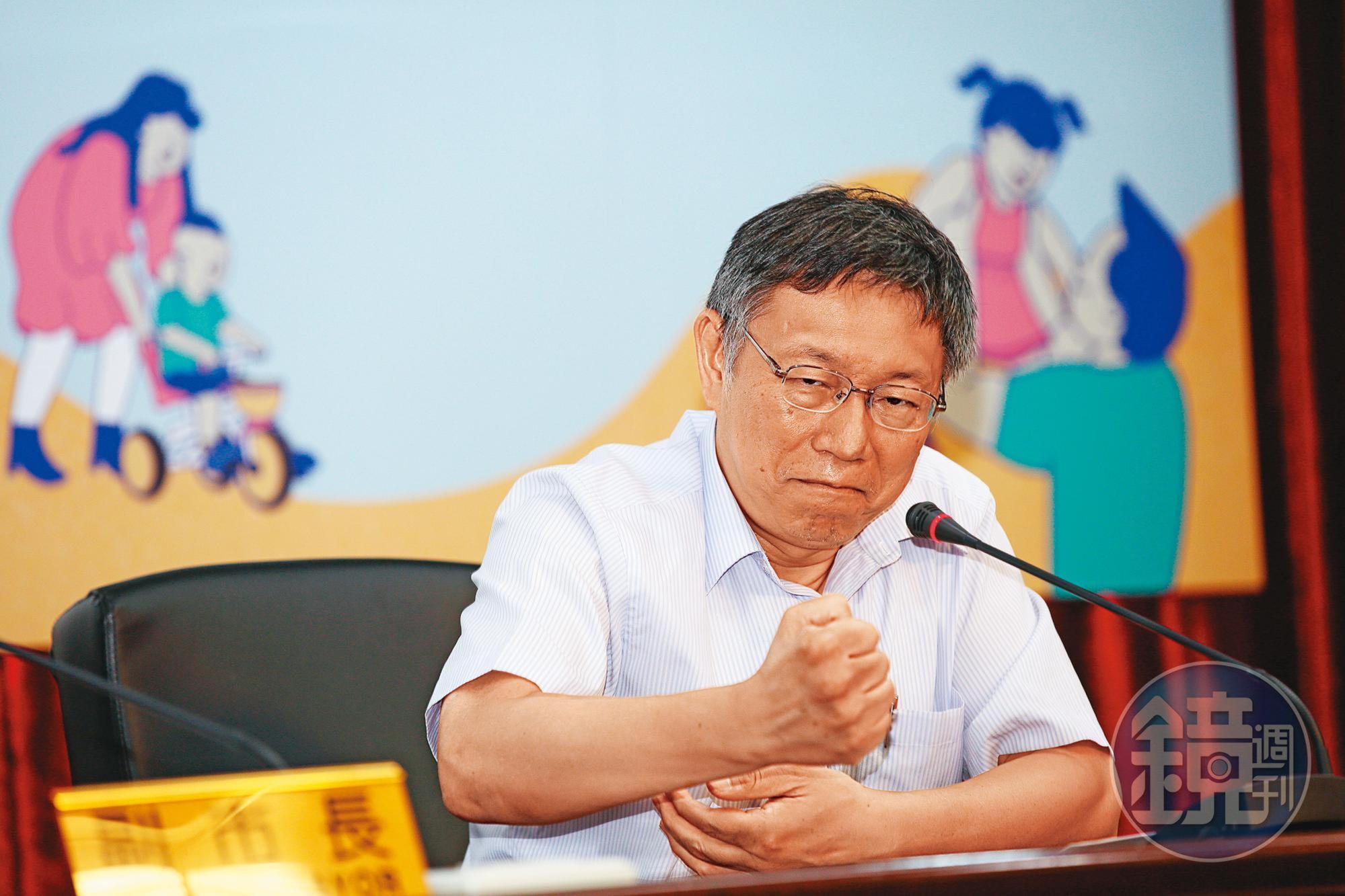 柯文哲有意重啟LINE社群經營，卻在一場祕密會議上動怒捶桌，意外讓被黨內指控是「柯營錦衣衛」的臉書粉專側翼浮上檯面。