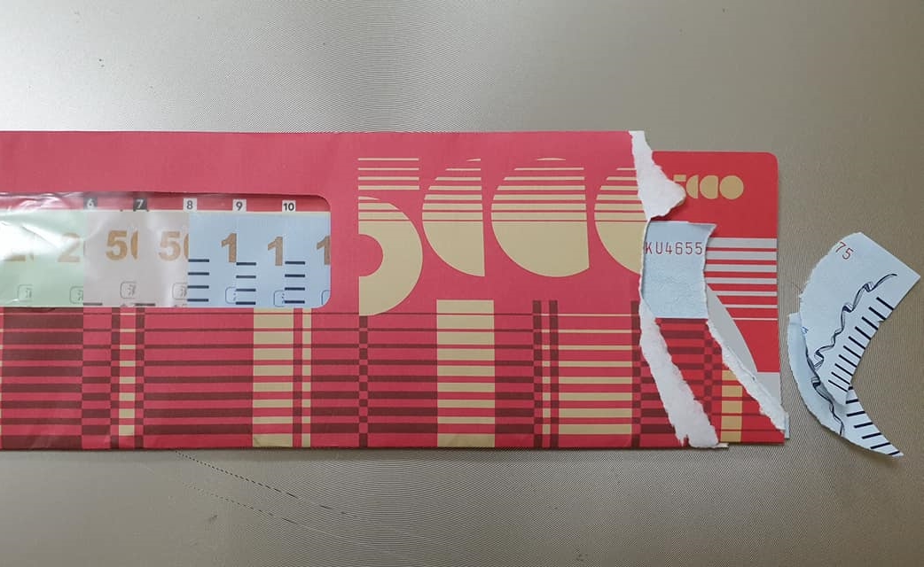 有民眾今年拆封五倍券包裝時就太過猴急，導致裡面2張面額1,000元被撕破。（翻攝自爆廢公社公開版）